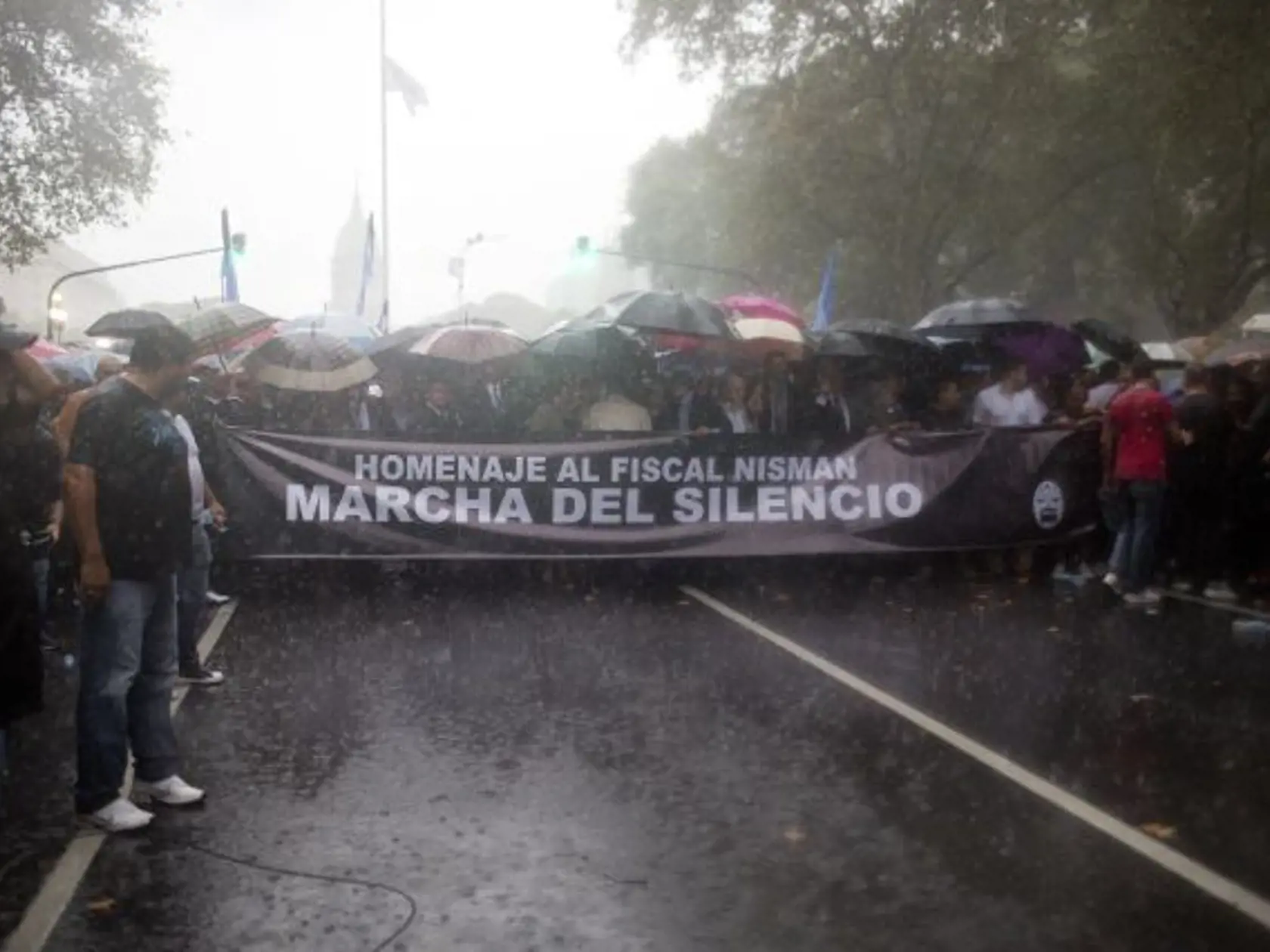 JB 29 Buenos Aires - Argentínčania počas protestného pochodu na počesť zavraždeného argentínskeho prokurátora Alberta Nismana v centre Buenos Aires 18. februára 2015.
Vyše 250.000 ľudí sa zhromaždilo v stredu v centre Buenos Aires, aby si uctili pamiatku argentínskeho prokurátora Alberta Nismana, ktorého našli mŕtveho minulý mesiac. Napriek prudkému dažďu sa ľudia zhromaždili pred budovou Kongresu a pochodovali asi kilometer k historickému námestiu Plaza de Mayo. Množstvo ľudí sa k davu cestou p