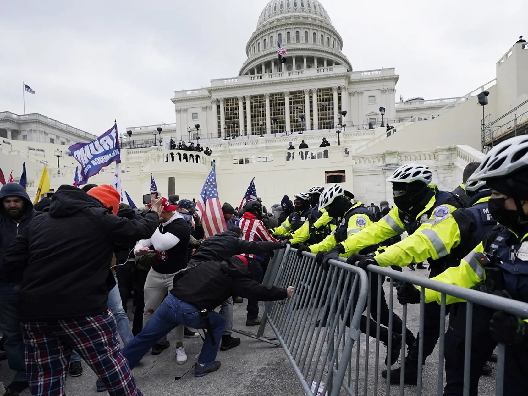 Protest Trumpových stúpencov pred budovou Kongresu