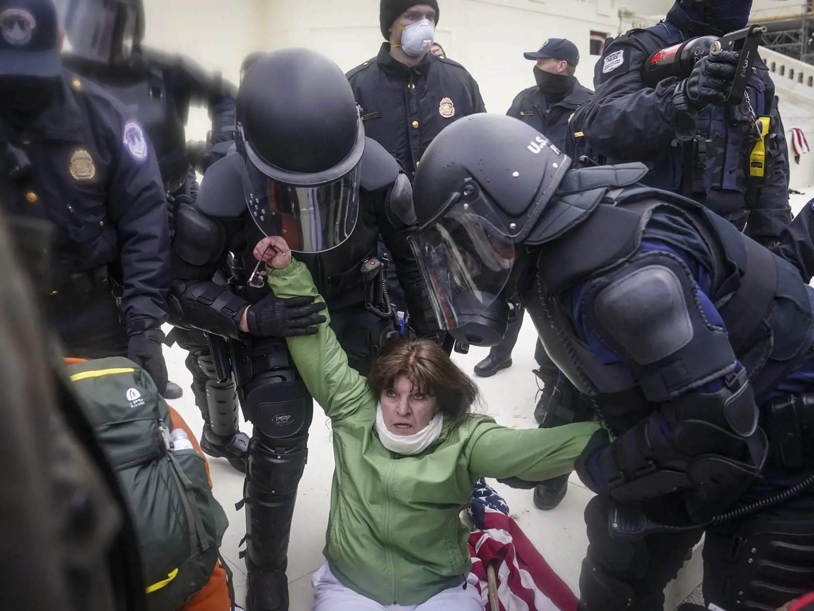 Demonštranti, ktorí nesúhlasia s výsledkami volieb v USA, útočili na policajné zložky a prenikli do budovy kongresu.