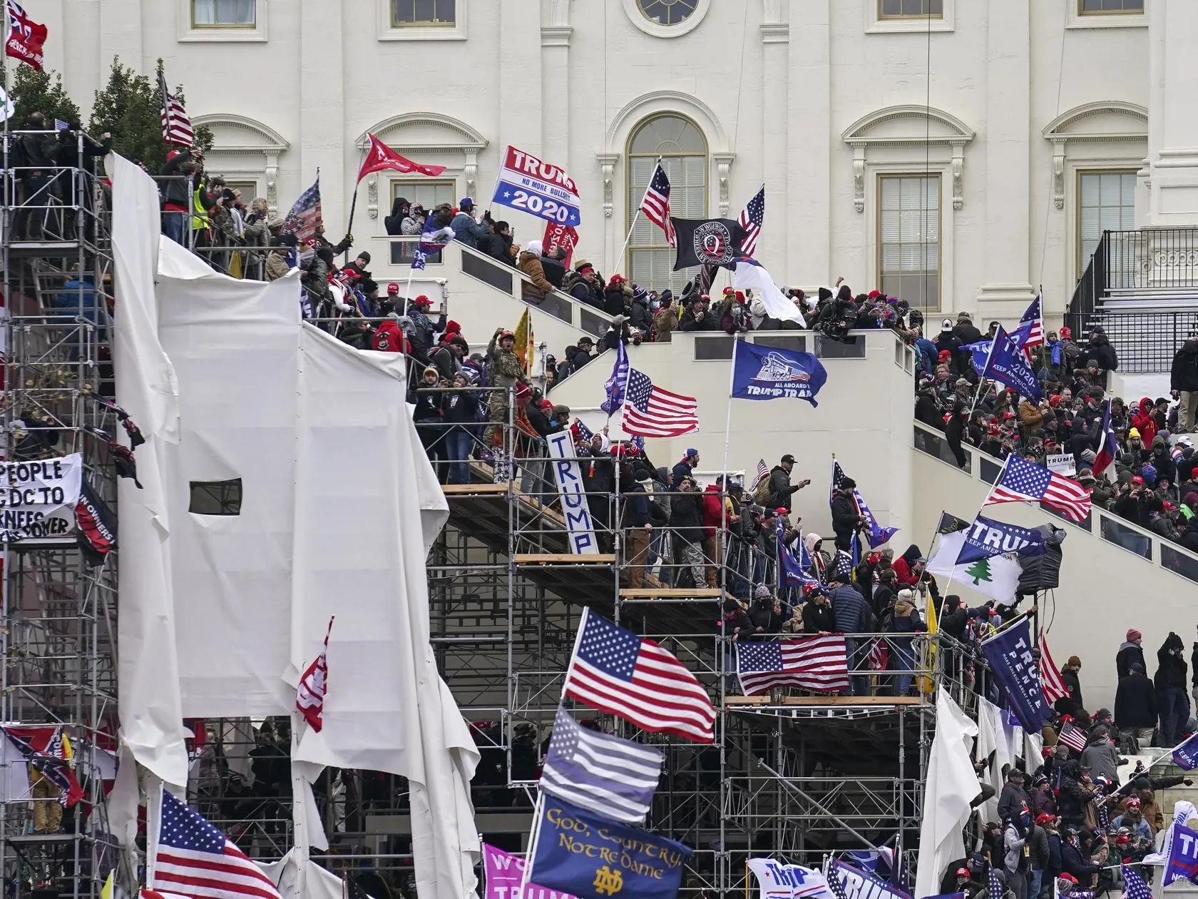 Demonštranti, ktorí nesúhlasia s výsledkami volieb v USA, útočili na policajné zložky a prenikli do budovy kongresu.