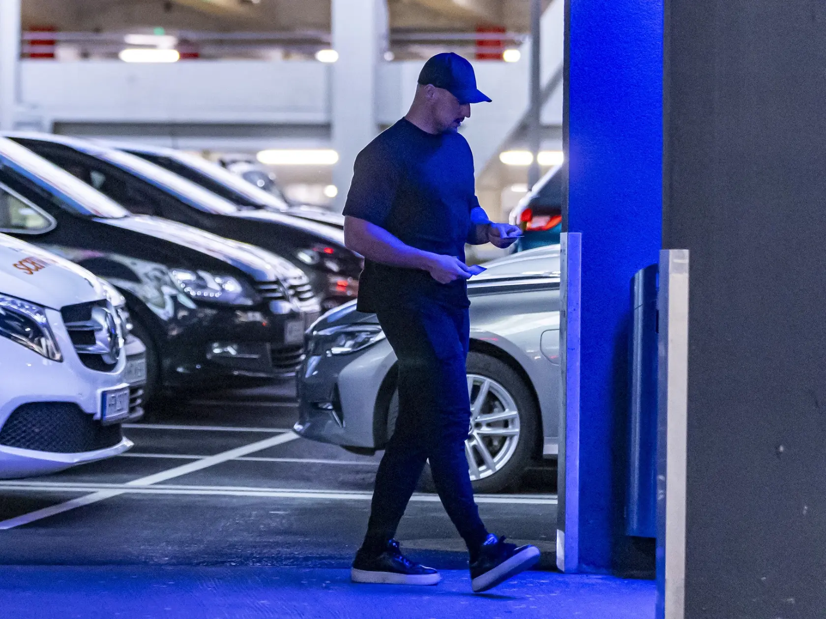 Michal Kyselica bol svoju novú partnerku, sympatickú brunetku, vyzdvihnúť v nedeľu večer na letisku vo Viedni.