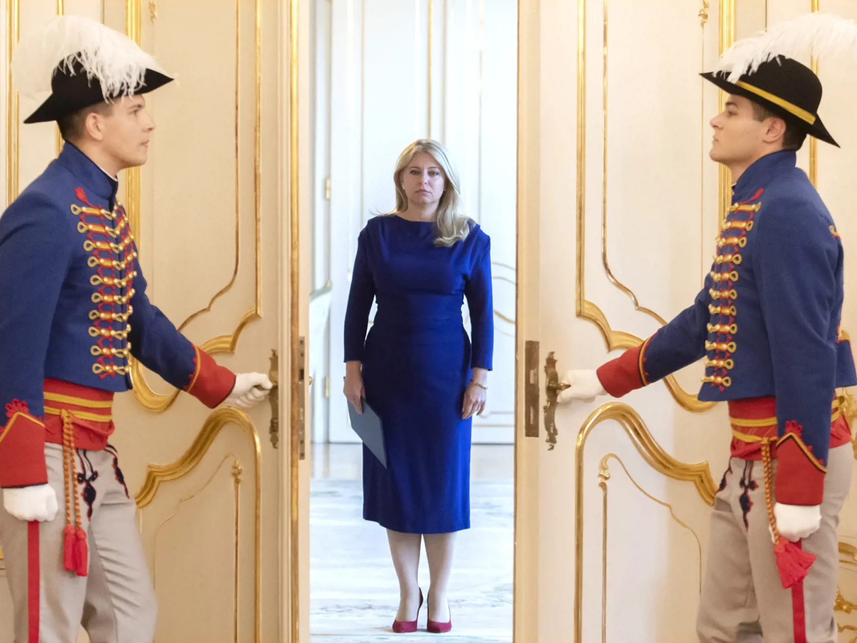 Na snímke prezidentka SR Zuzana Čaputová prichádza na vyhlásenie k referendu o predčasných volieb v Bratislave v pondelok 12. septembra 2022. Prezidentka Zuzana Čaputová vypíše referendum týkajúce sa predčasných volieb minimálne s jednou otázkou. Či bude mať referendum dve otázky, bude závisieť od Ústavného súdu SR, na ktorý sa obráti.