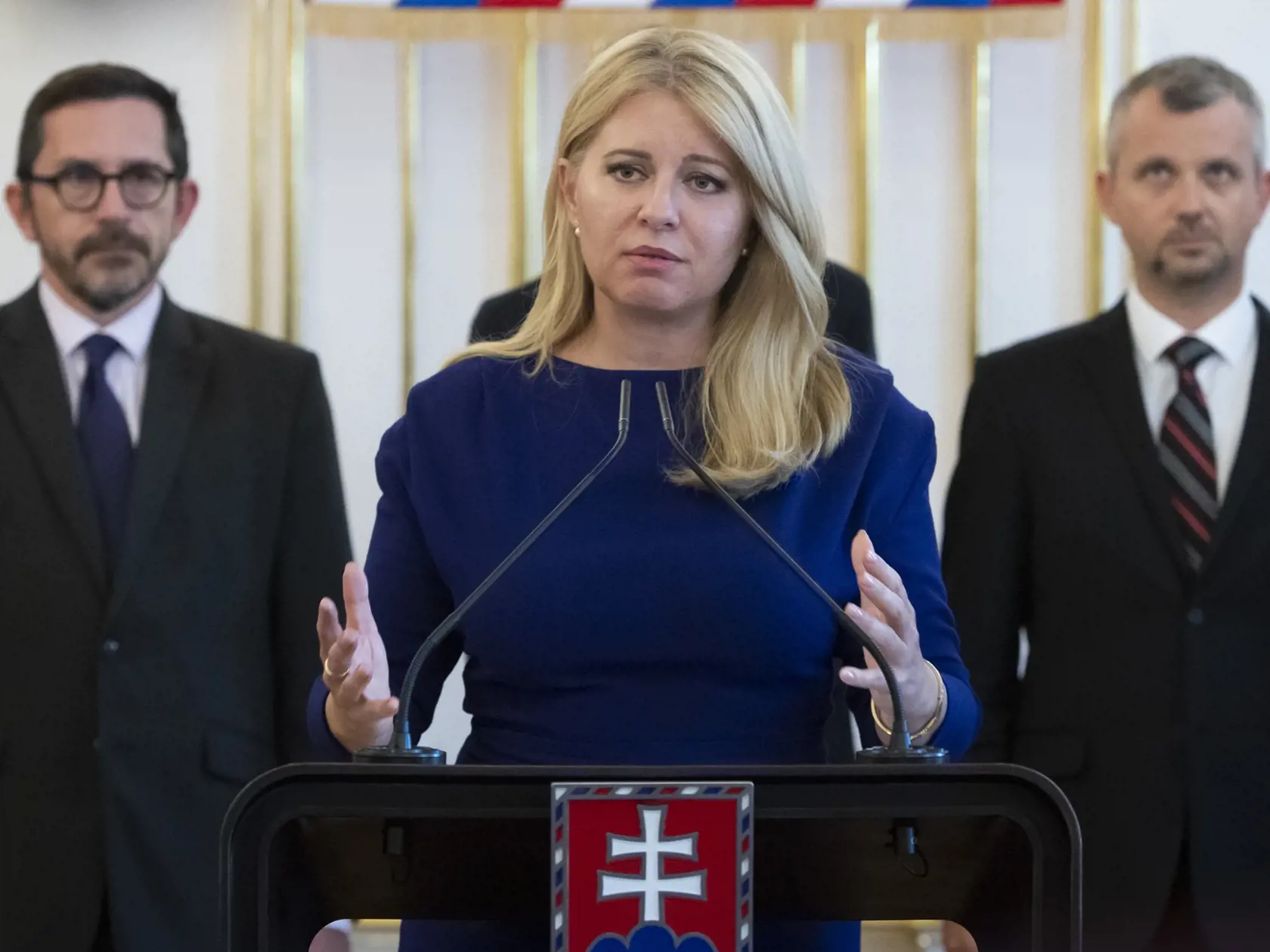 Na snímke prezidentka SR Zuzana Čaputová (uprostred) počas vyhlásenia k referendu o predčasných volieb v Bratislave v pondelok 12. septembra 2022. Prezidentka Zuzana Čaputová vypíše referendum týkajúce sa predčasných volieb minimálne s jednou otázkou. Či bude mať referendum dve otázky, bude závisieť od Ústavného súdu SR, na ktorý sa obráti.