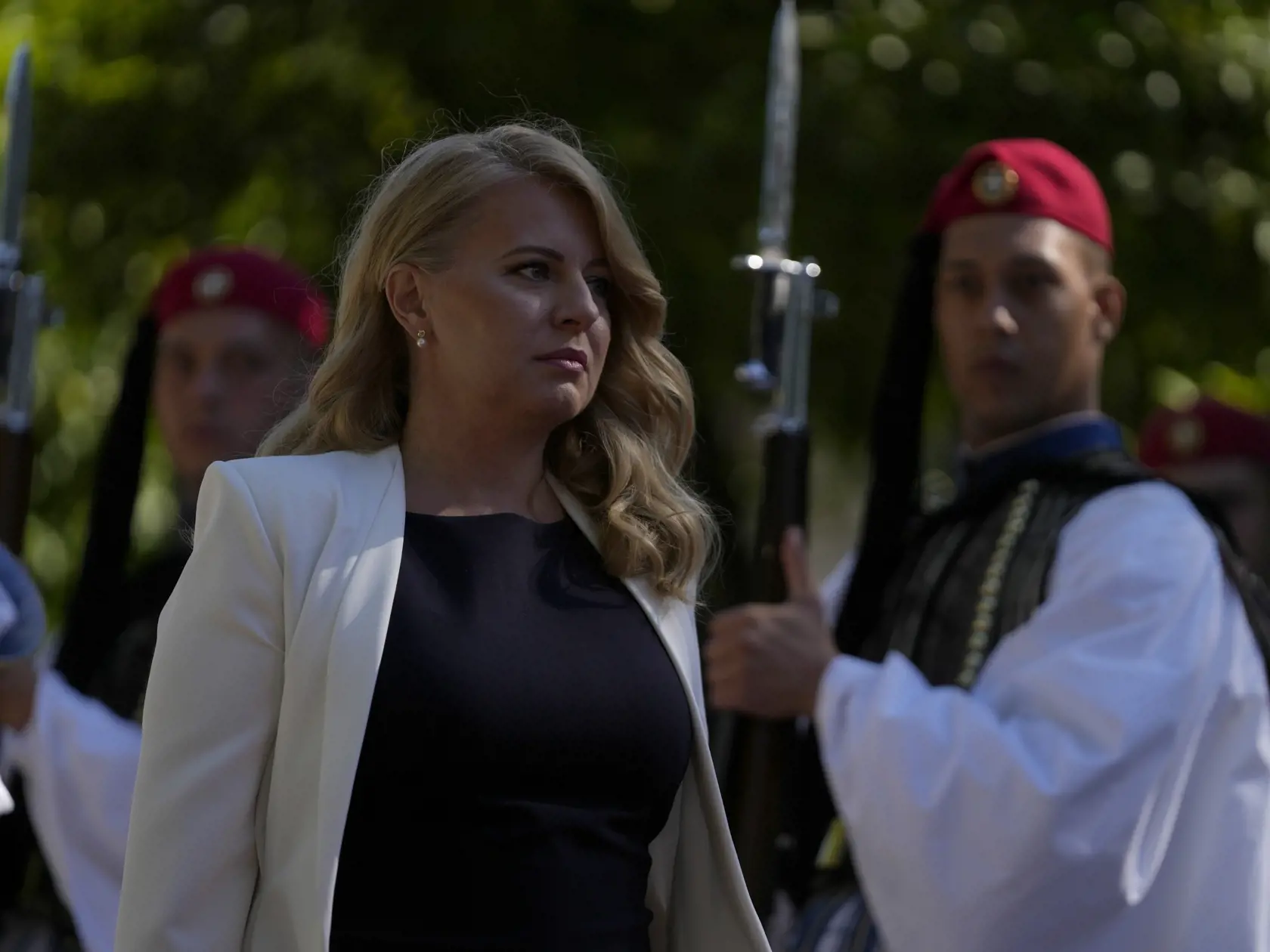 Slovenská prezidentka Zuzana Čaputová počas prehliadky čestnej stráže so svojou gréckou partnerkou Katerinou Sakellaropuluovou pred ich stretnutím v Prezidentskom paláci v Aténach 6. septembra 2022. Čaputová pricestovala na dvojdňovú oficiálnu návštevu Grécka.