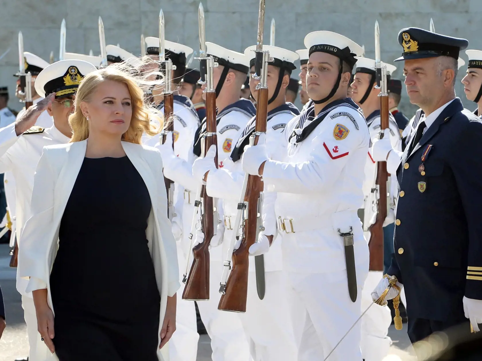 V gréckej metropole Zuzana Čaputová predviedla úplne nový imidž, na ktorý ju možno inšpirovala módna a štýlová ikona Jacqueline Onassisová.