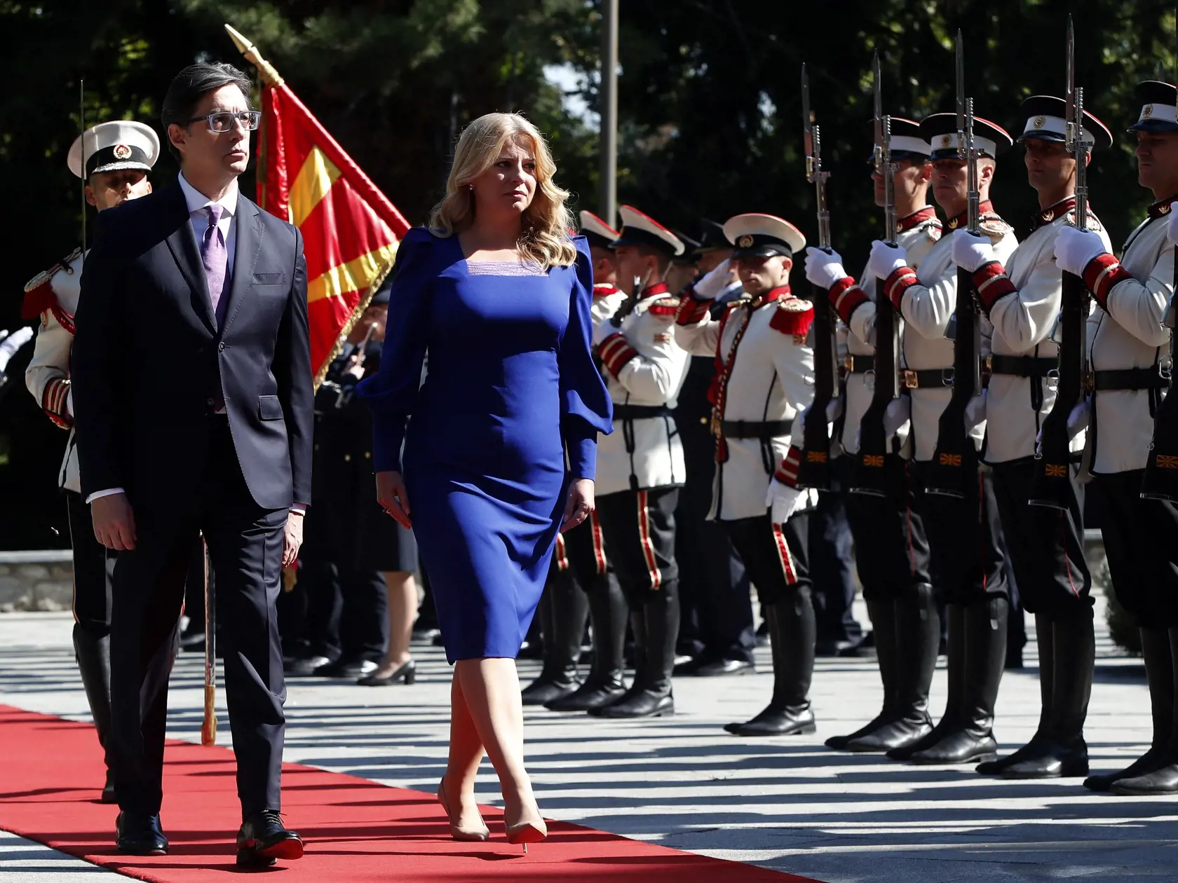 Slovenská prezidentka Zuzana Čaputová (vpravo) kráča so svojím  severomacedónskym partnerom Stevom Pendarovským počas prehliadky čestnej stráže pred ich stretnutím v Prezidentskom paláci v Skopje 7. septembra 2022. Čaputová pricestovala na oficiálnu návštevu Severného Macedónska.