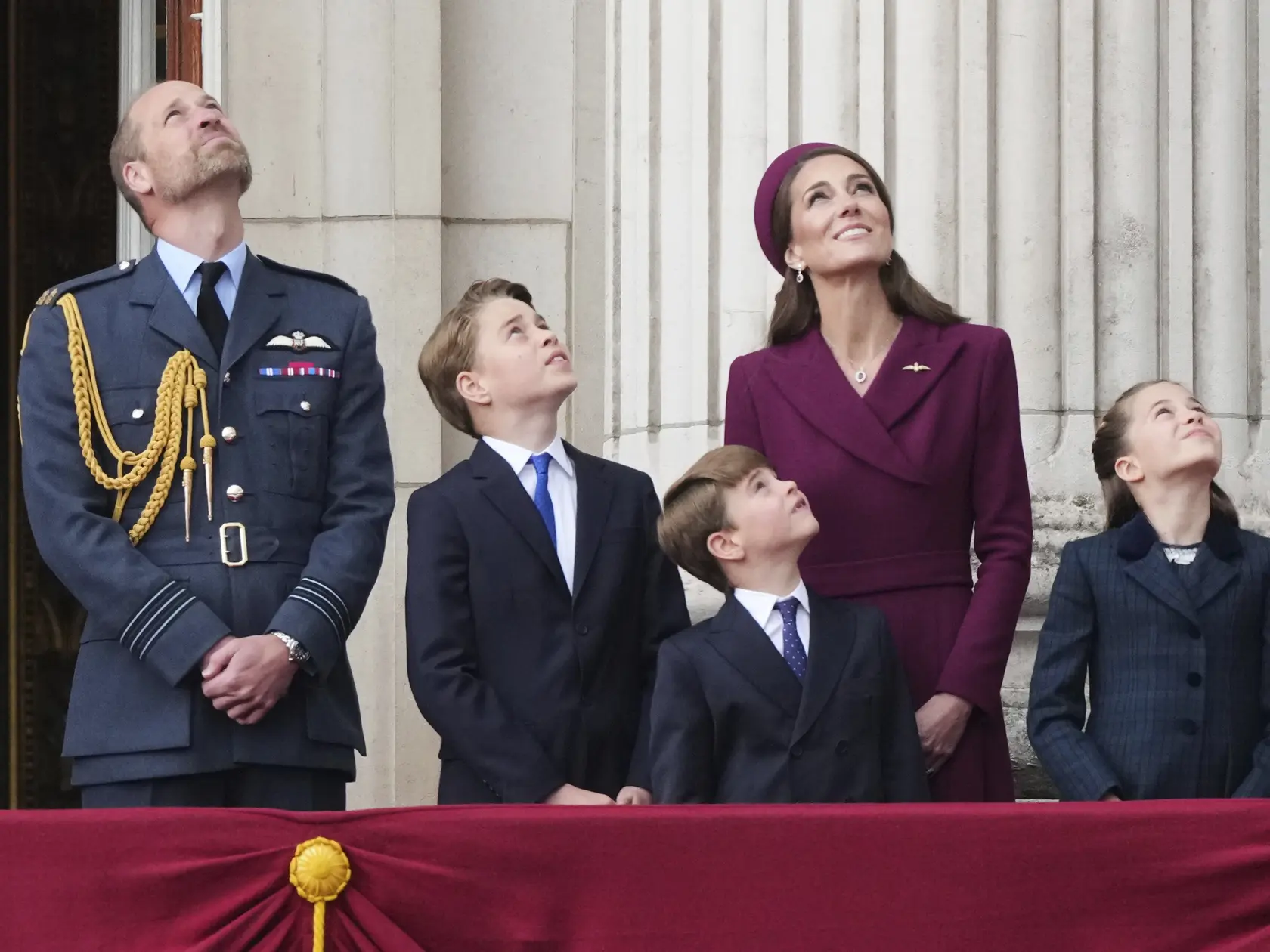 Meghan Markle a Kate Middleton sa pred kráľovskou svadbou Meghan a princa Harryho v roku 2018 pohádali kvôli šatám pre družičky. Meghan popiera, že by sa správala nevhodne a tvrdí, že ona je tá, ktorej ublížili.