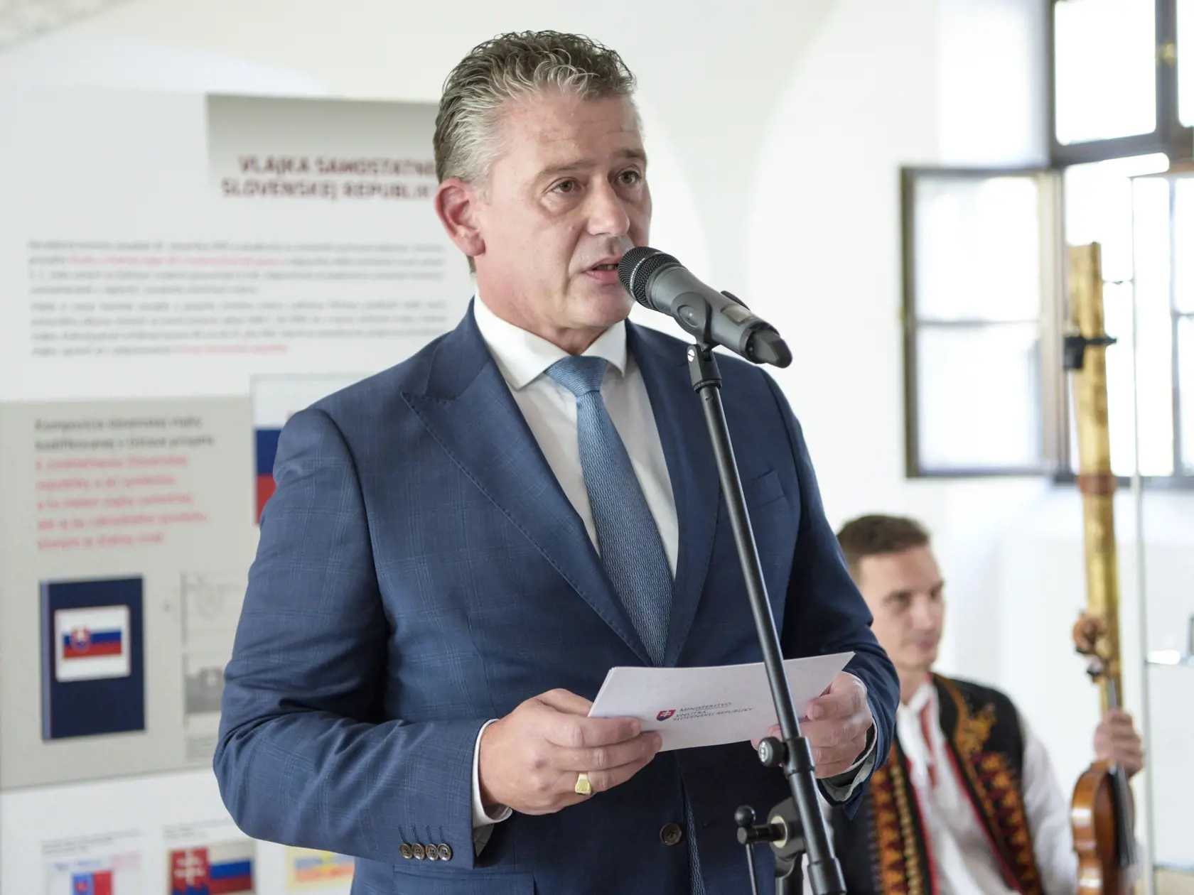 Na snímke minister vnútra SR Roman Mikulec (OĽANO) reční počas vernisáže Slovensko v štátnej symbolike, ktorá bude verejnosti sprístupnená od 6. septembra do 8. októbra 2022 na Západnej terase Bratislavského hradu 5. septembra 2022 v Bratislave.