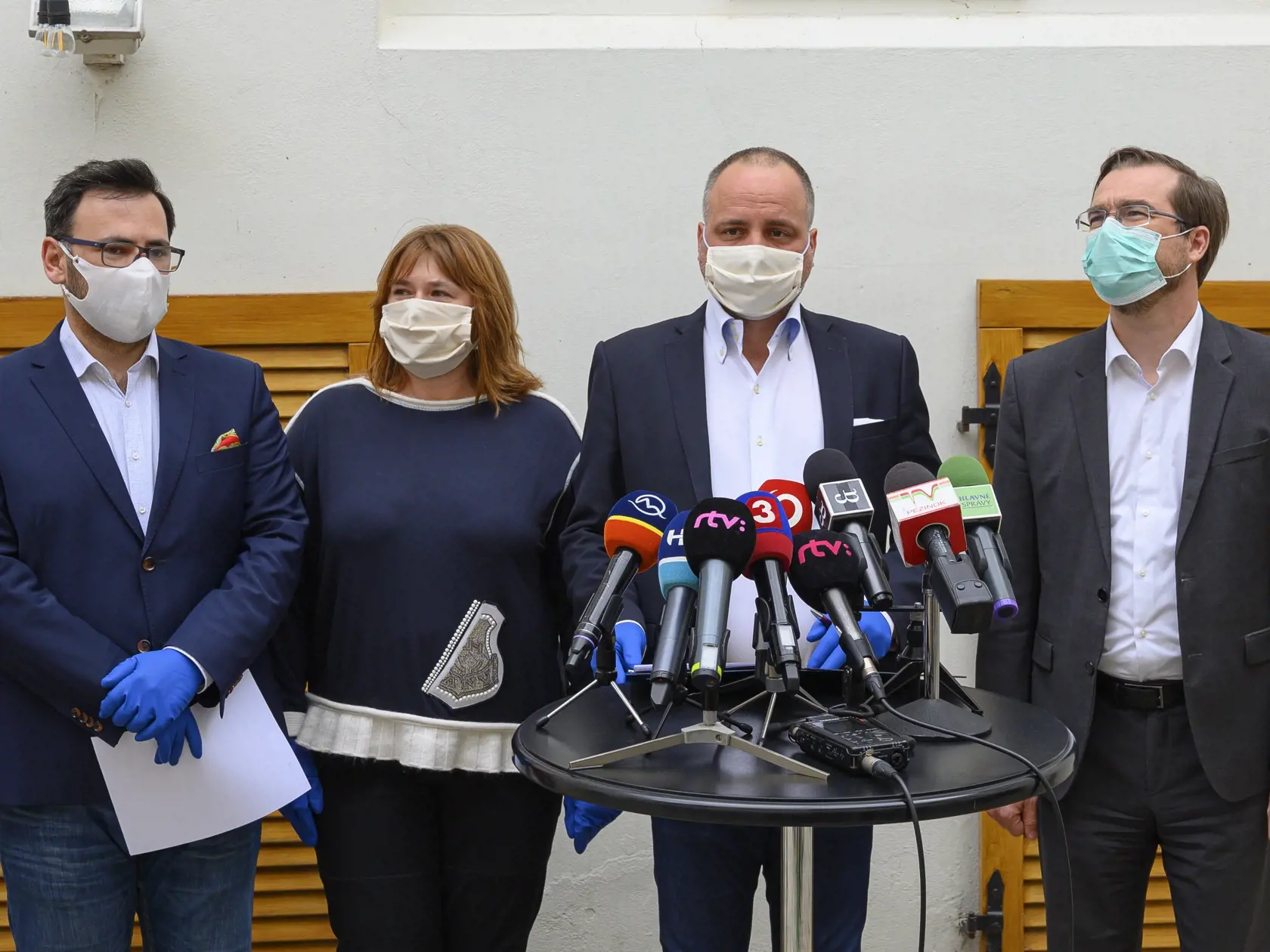Na snímke zľava primátor Pezinka Igor Hianik, riaditeľka odboru sociálnych vecí a vedúca oddelenia registrácie a financovania sociálnych služieb BSK Marica Šiková, predseda Bratislavského samosprávneho kraja Juraj