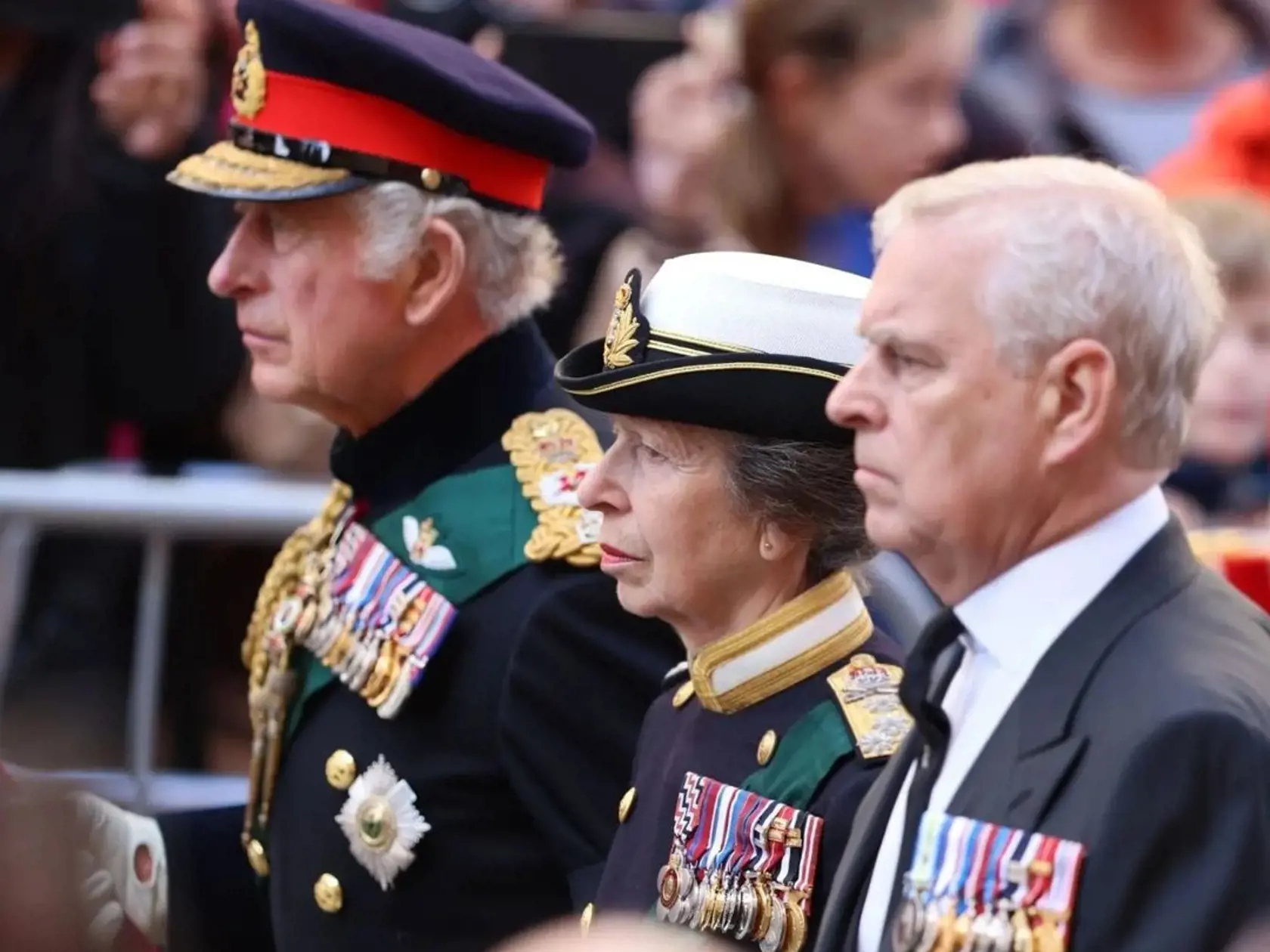 Na snímke môžete vidieť kráľa Charlesa III, kráľovninu dcéru a princeznú Anne Mountbatten-Windsor, ako sú obaja oblečení vo vojenských uniformách. Princ Adrew však na sebe uniformu nemá.