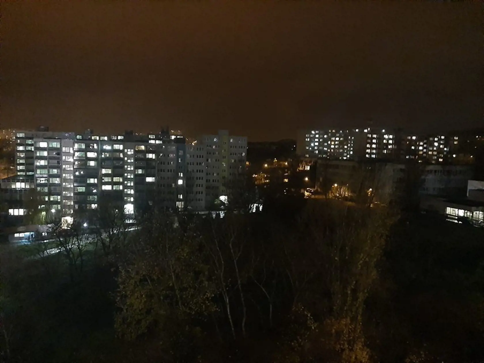Za Violu svietili v oknách mobily.