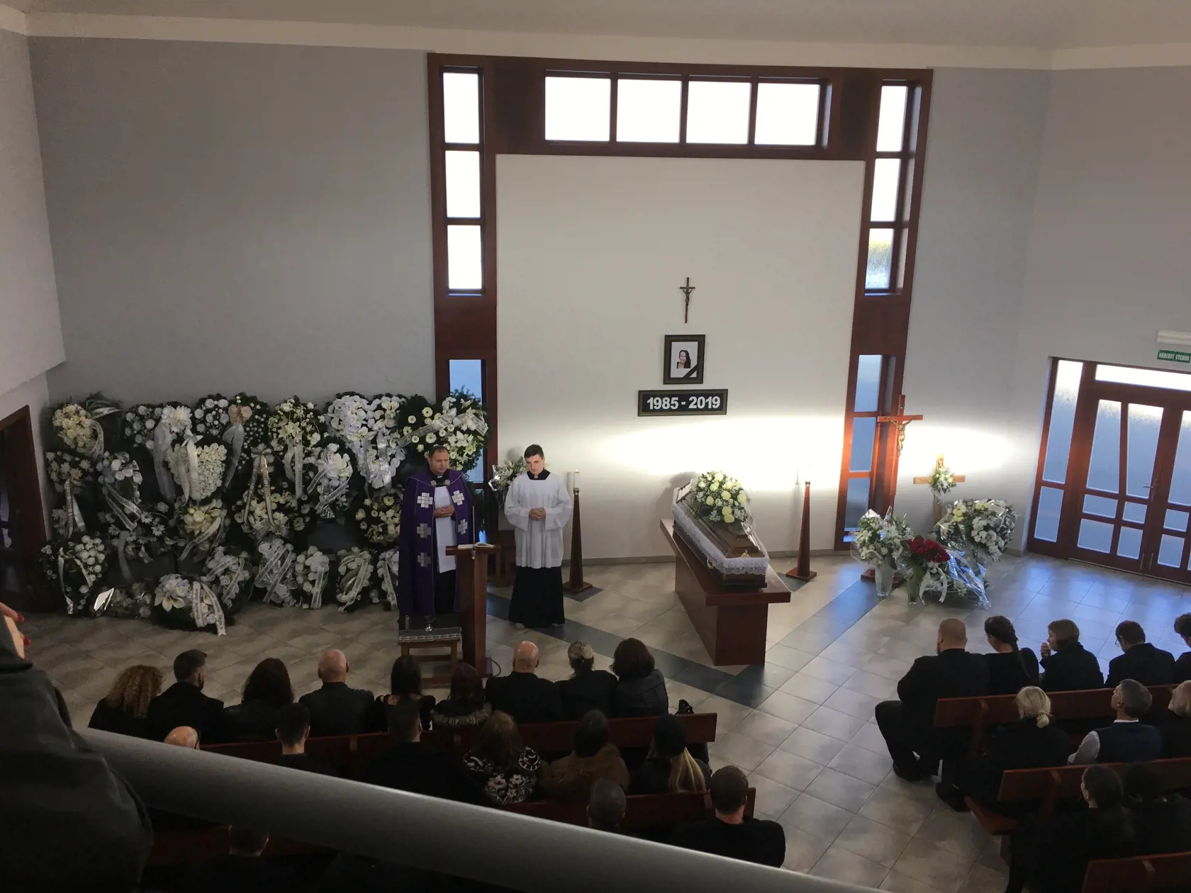 S Violou Macákovou (†34) sa naposledy rozlúčili v sninskom dome smútku.