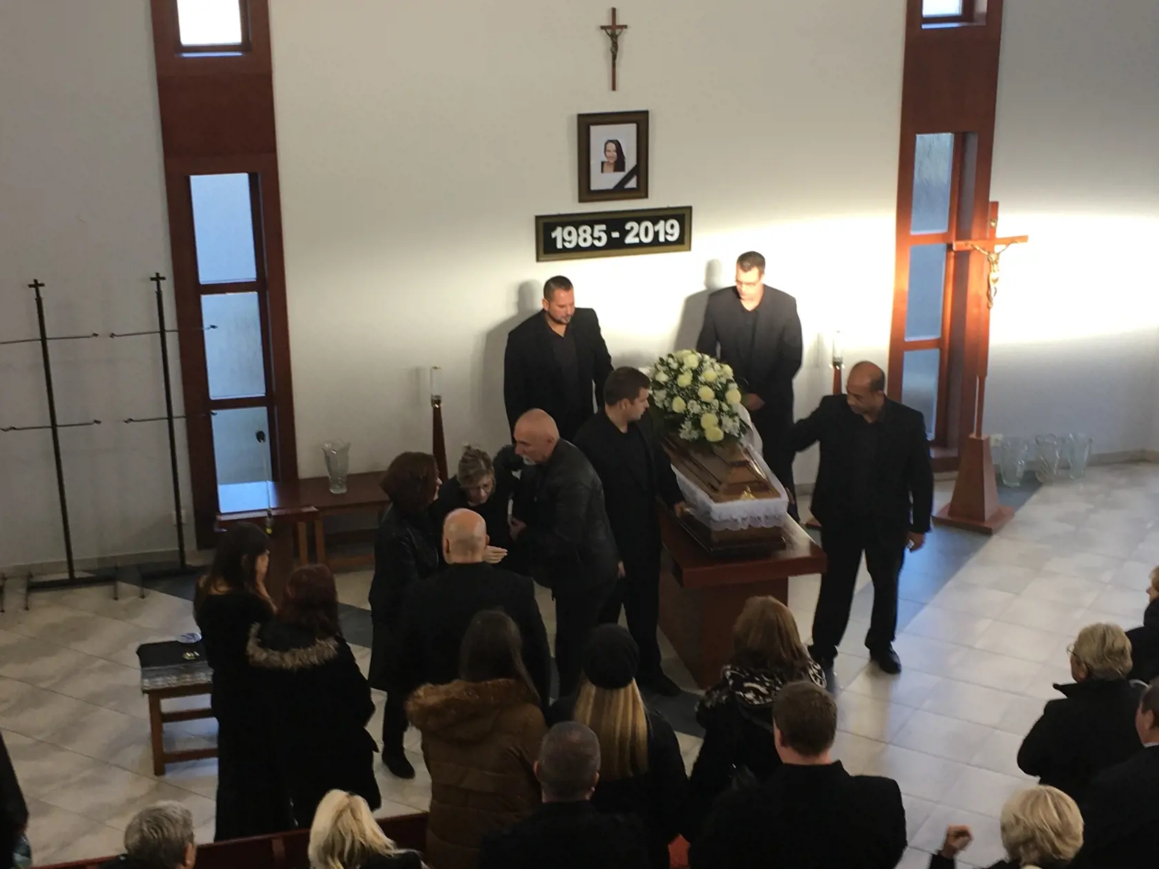 S Violou Macákovou (†34) sa naposledy rozlúčili v sninskom dome smútku.