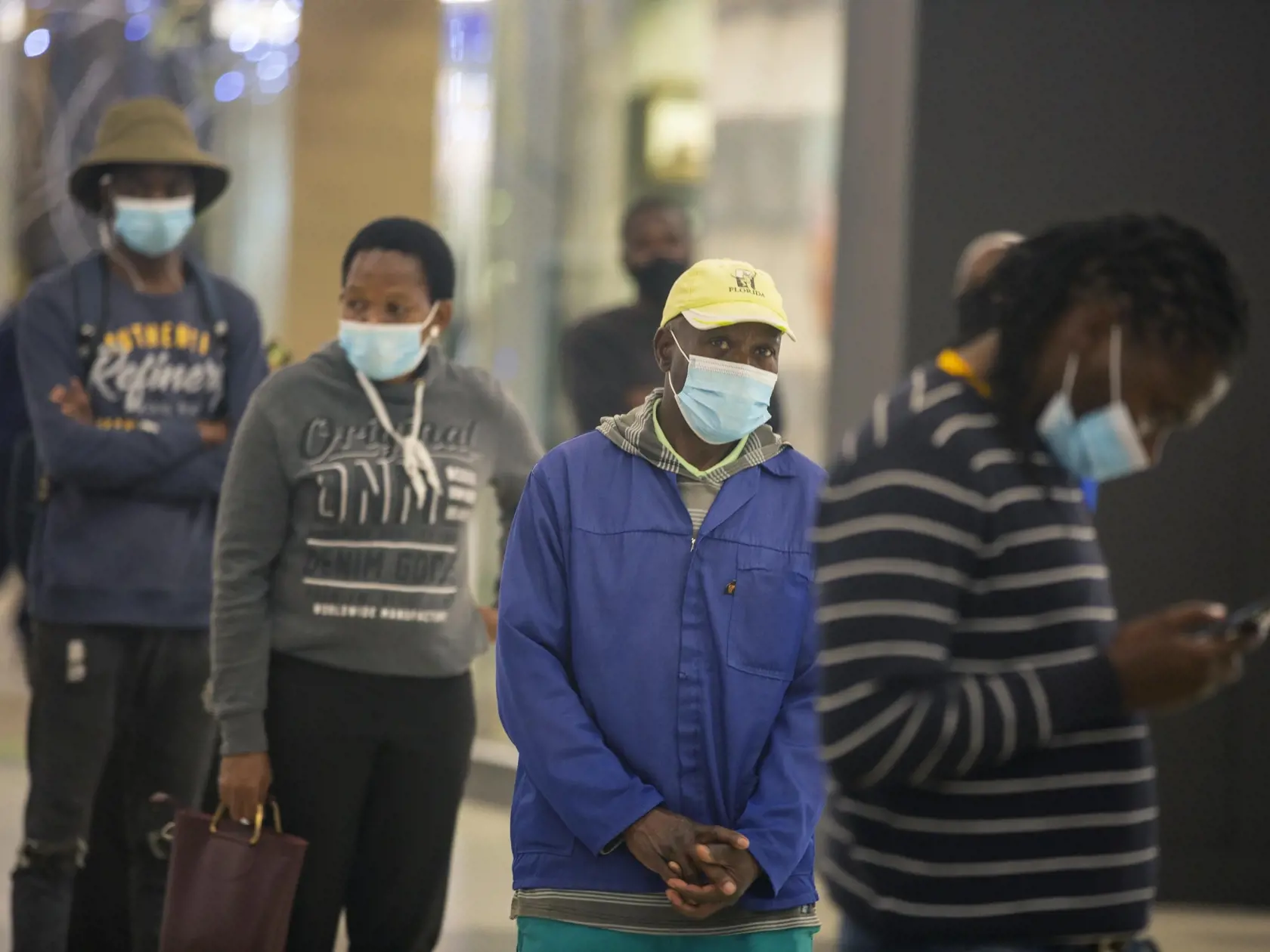 Do karantény pôjdu všetci, ktorí navštívili niektorú z týchto krajín: Juhoafrickú republiku, Botswanu, Namíbiu, Lesotho, Eswatini, Mozambik, Zimbabwe, Izrael, Hongkong, Seychely.