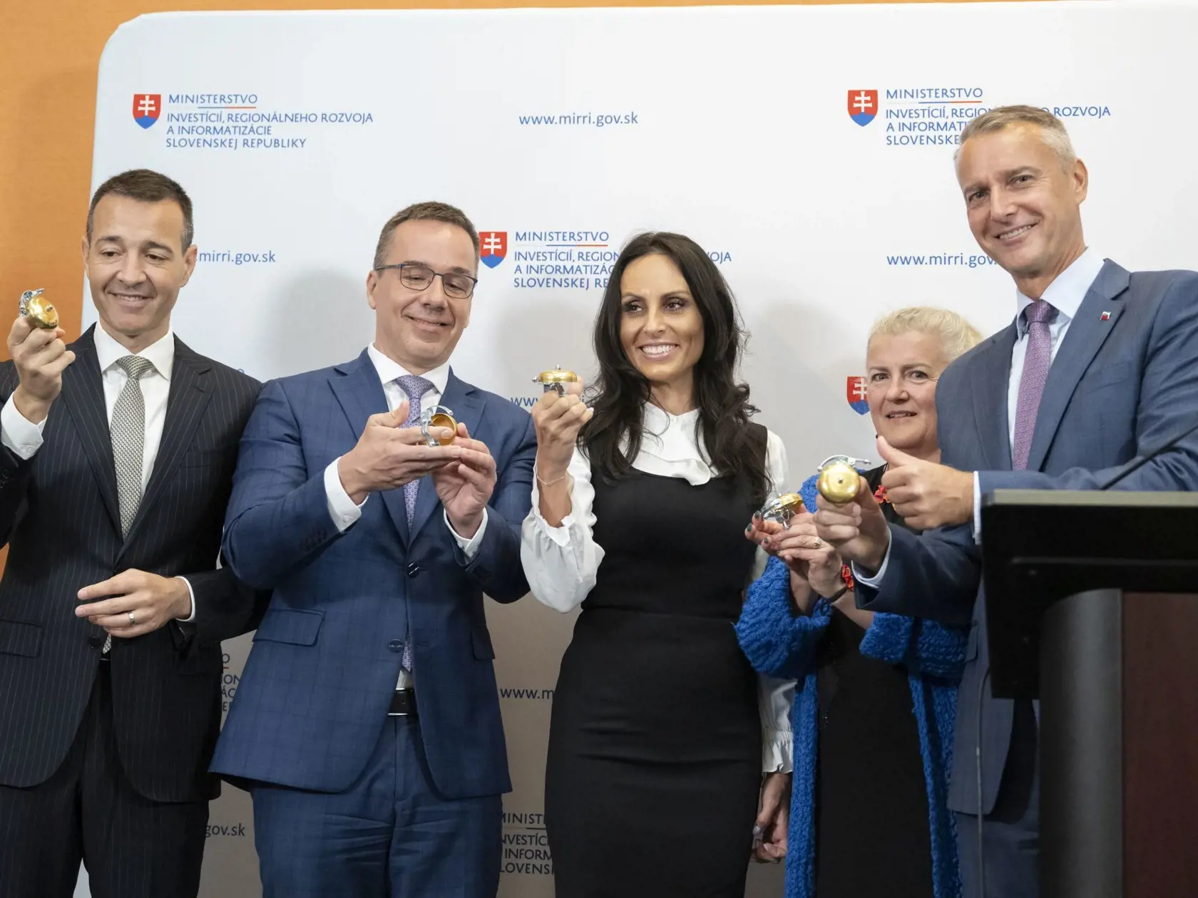 Tlačová konferencia k cyklistickému podujatiu Od Tatier k Dunaju. Sprava minister investícií, regionálneho rozvoja a informatizácie SR Richard Raši, zakladateľka "Od Tatier k Dunaju" Jaroslava Valčeková, ministerka zdravotníctva Zuzana Dolinková, minister práce, sociálnych vecí a rodiny SR Erik Tomáš a minister školstva, výskumu, vývoja a mládeže SR Tomáš Drucker.