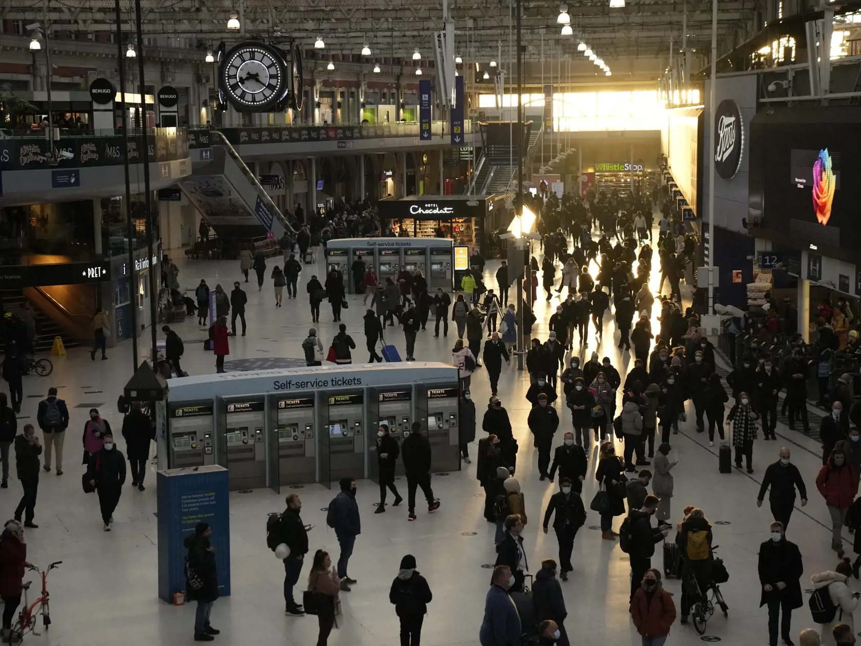 KK26 Londýn - Ľudia kráčajú na železničnej stanici Waterloo počas rannej špičky v Londýne 29. novembra 2021. Británia je jednou z európskych krajín, ktoré už na svojom území potvrdili výskyt variantu omikron identifikovaného najskôr v Juhoafrickej republike. V Spojenom kráľovstve, ktoré v tejto súvislosti sprísnilo podmienky vstupu do krajiny, potvrdili v nedeľu už tretí prípad nákazy omikronom. FOTO TASR/AP
People pass through Waterloo train station, in London, during the morning rush hour, Mon