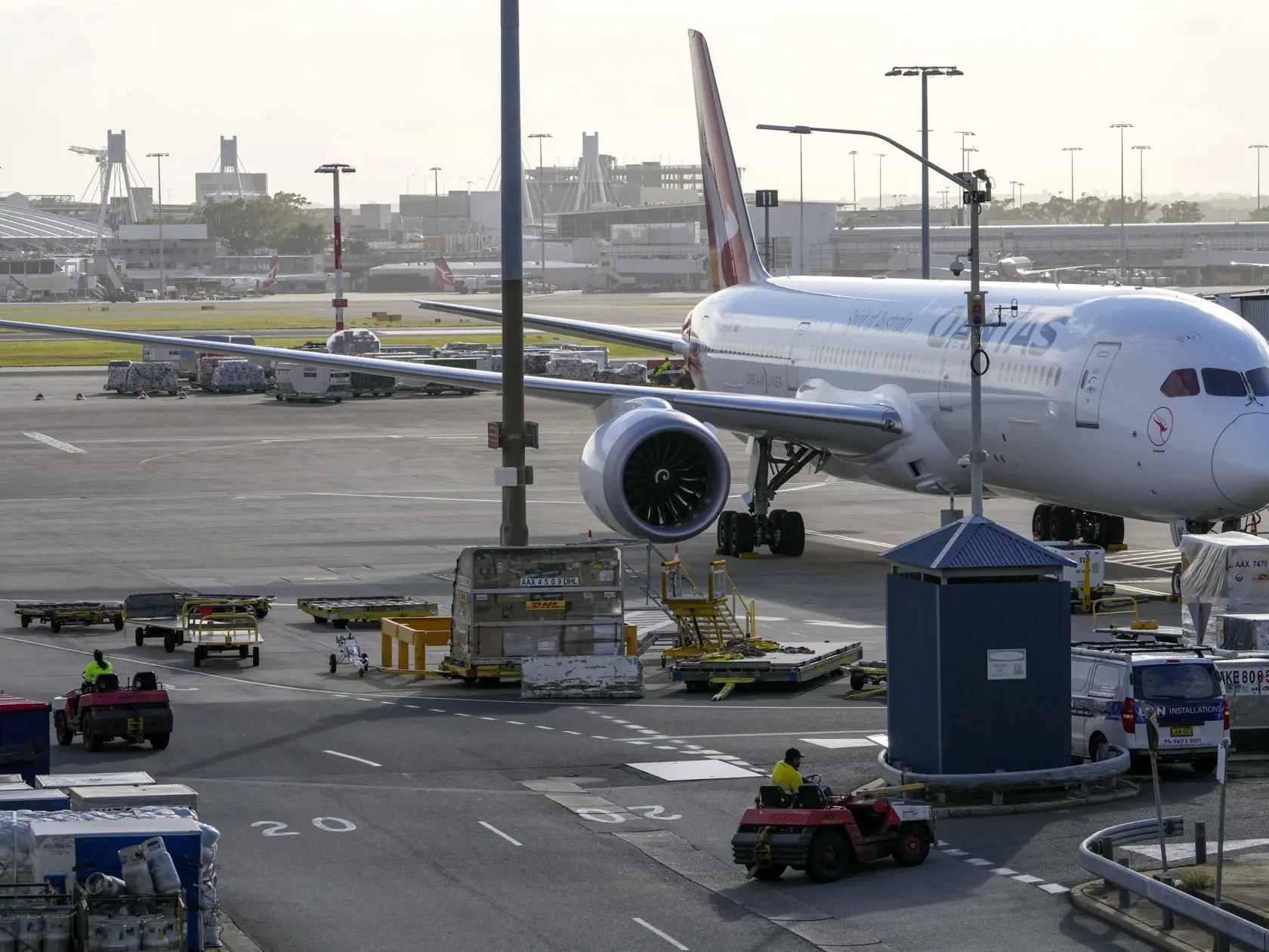 KK24 Sydney - Na snímke odstavené lietadlo na letisku v Sydney v pondelok 29. novembra 2021. Austrálske úrady v pondelok oznámili tretí prípad koronavírusového variantu omikron. Lídri vlády pritom zvažujú, či uvoľnia tento týždeň obmedzenia na hraniciach, ako plánovali. Píše o tom agentúra AP. FOTO TASR/AP
Ground crew drive their vehicles on the tarmac in the early morning at Sydney Airport, Monday, Nov. 29, 2021. Authorities in Australia said Sunday, Nov. 28, 2021, that two travelers who arrive