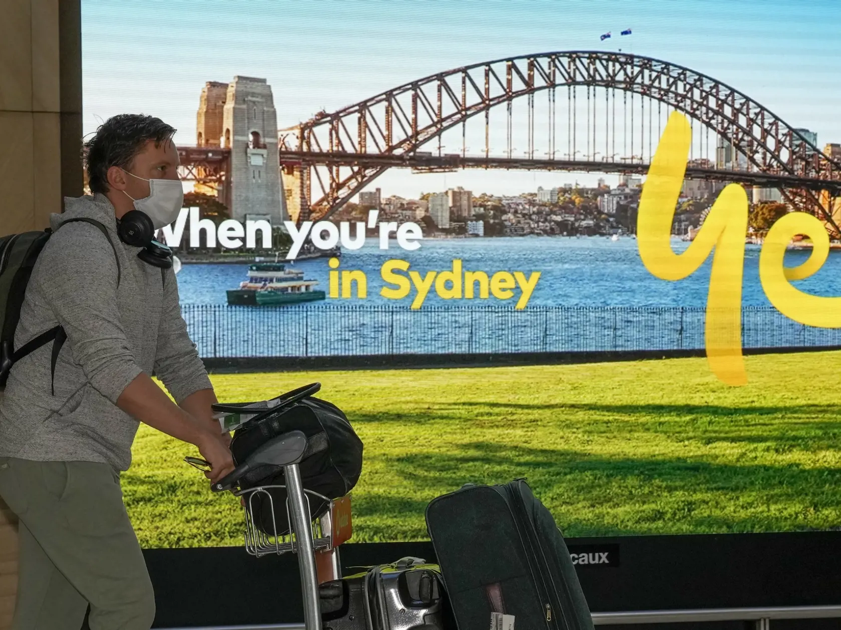 KK25 Sydney - Na snímke cestujúci pricestoval na letisko skorým ranným letom v Sydney v pondelok 29. novembra 2021. Austrálske úrady v pondelok oznámili tretí prípad koronavírusového variantu omikron. Lídri vlády pritom zvažujú, či uvoľnia tento týždeň obmedzenia na hraniciach, ako plánovali. Píše o tom agentúra AP. FOTO TASR/AP
A passenger arrives on an early morning flight at Sydney Airport, Monday, Nov. 29, 2021. Authorities in Australia said Sunday, Nov. 28, 2021, that two travelers who arri