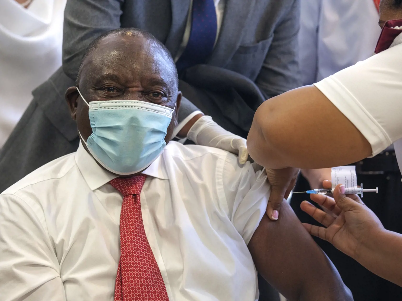 Prezident JAR Cyril Ramaphosa tvrdí, že jediná cesta, ako poraziť omikron, je očkovanie.