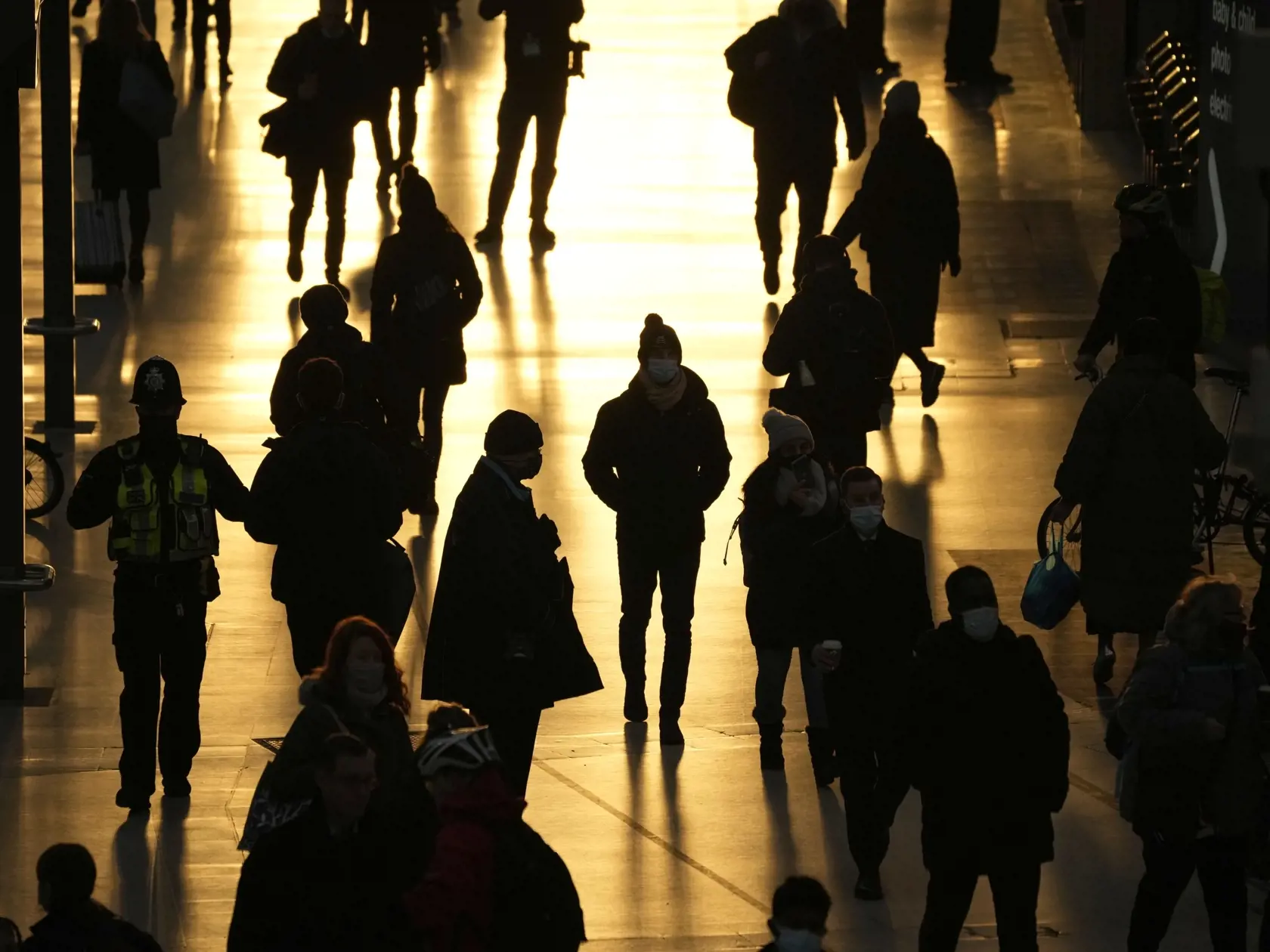 KK27 Londýn - Ľudia kráčajú na železničnej stanici Waterloo počas rannej špičky v Londýne 29. novembra 2021. Británia je jednou z európskych krajín, ktoré už na svojom území potvrdili výskyt variantu omikron identifikovaného najskôr v Juhoafrickej republike. V Spojenom kráľovstve, ktoré v tejto súvislosti sprísnilo podmienky vstupu do krajiny, potvrdili v nedeľu už tretí prípad nákazy omikronom. FOTO TASR/AP
People pass through Waterloo train station, in London, during the morning rush hour, Mon