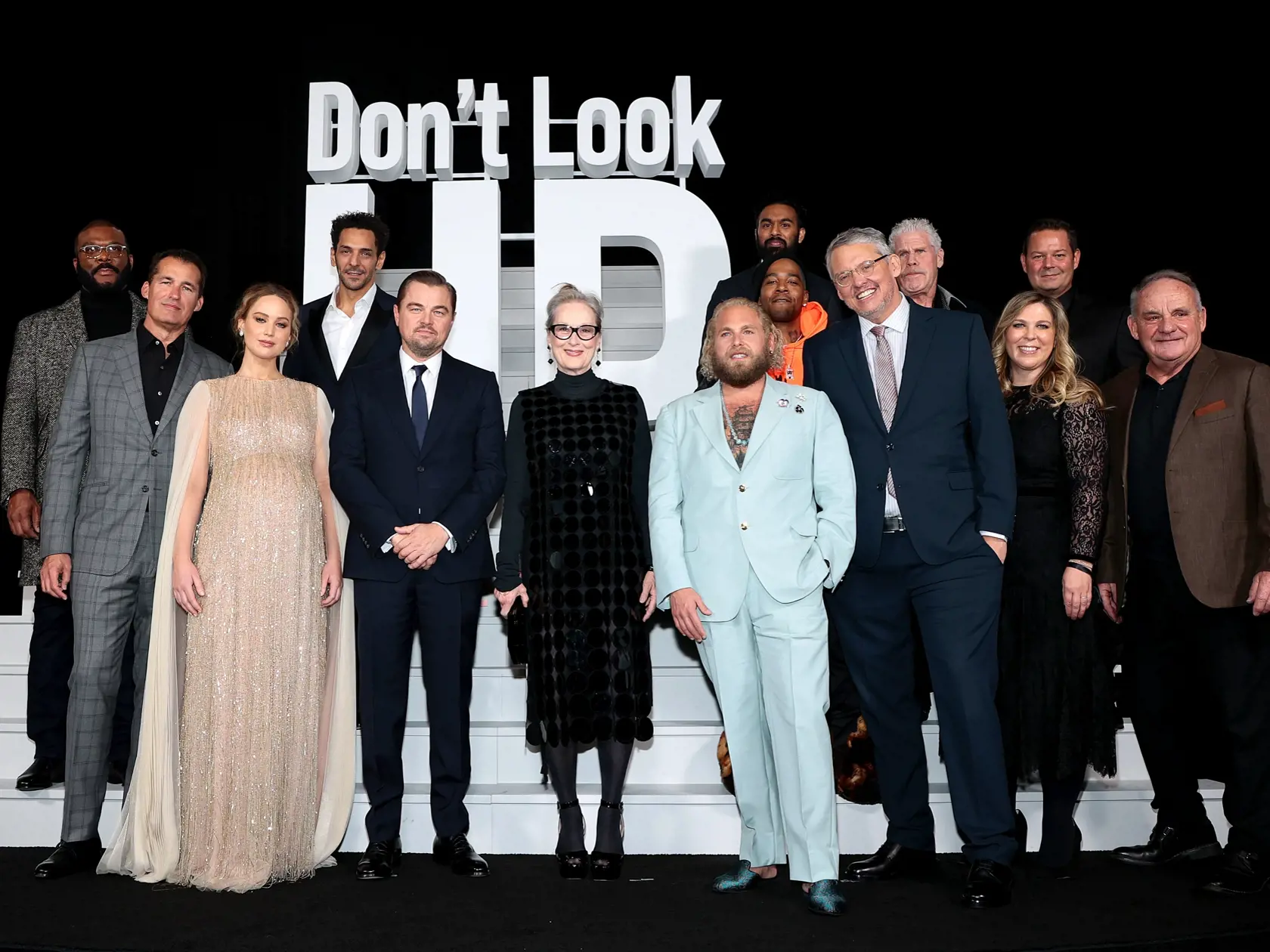 Leonardo DiCaprio a Jennifer Lawrence na kino premiére filmu K zemi hľaď.