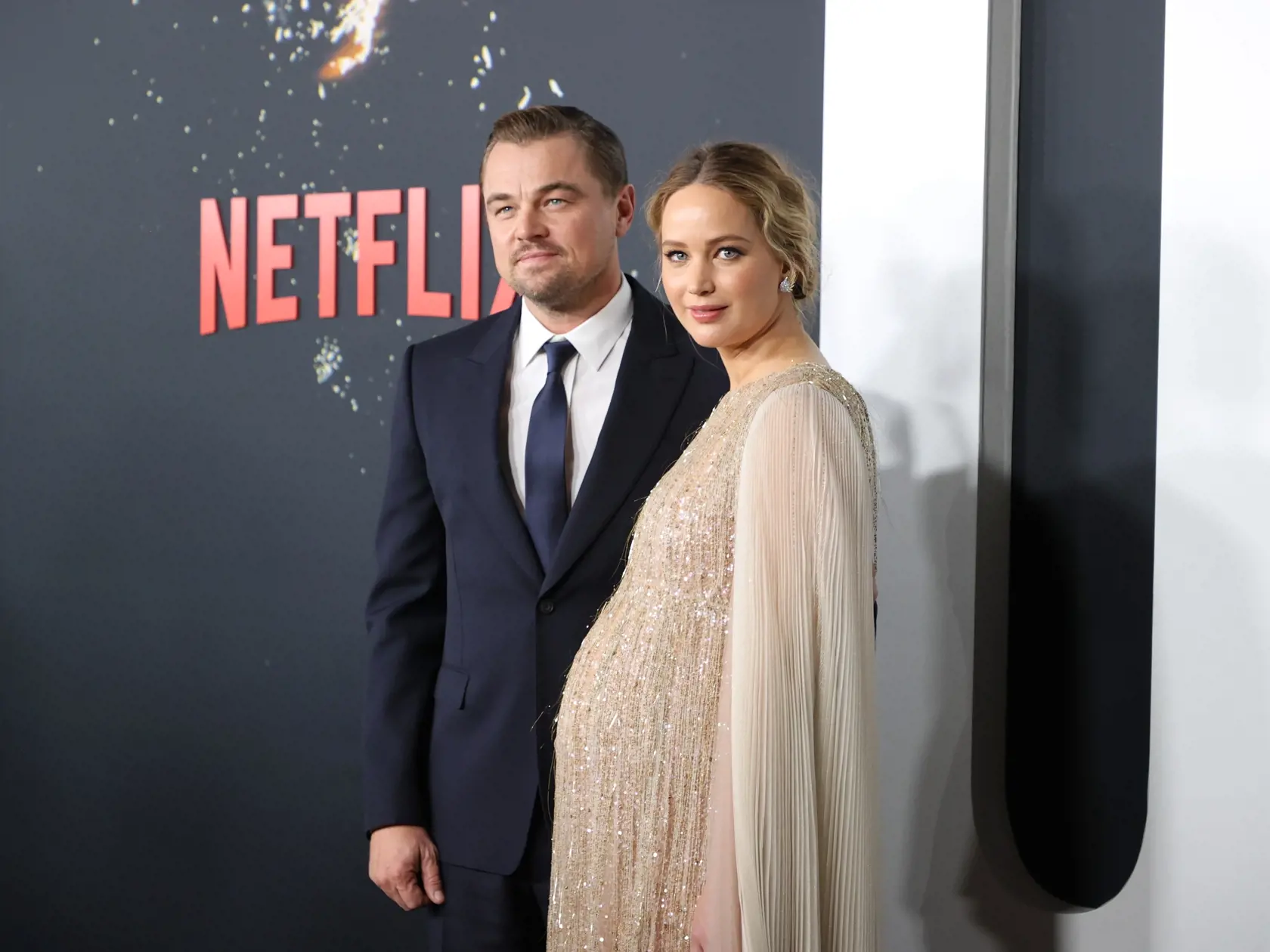 Leonardo DiCaprio a Jennifer Lawrence na kino premiére filmu K zemi hľaď.