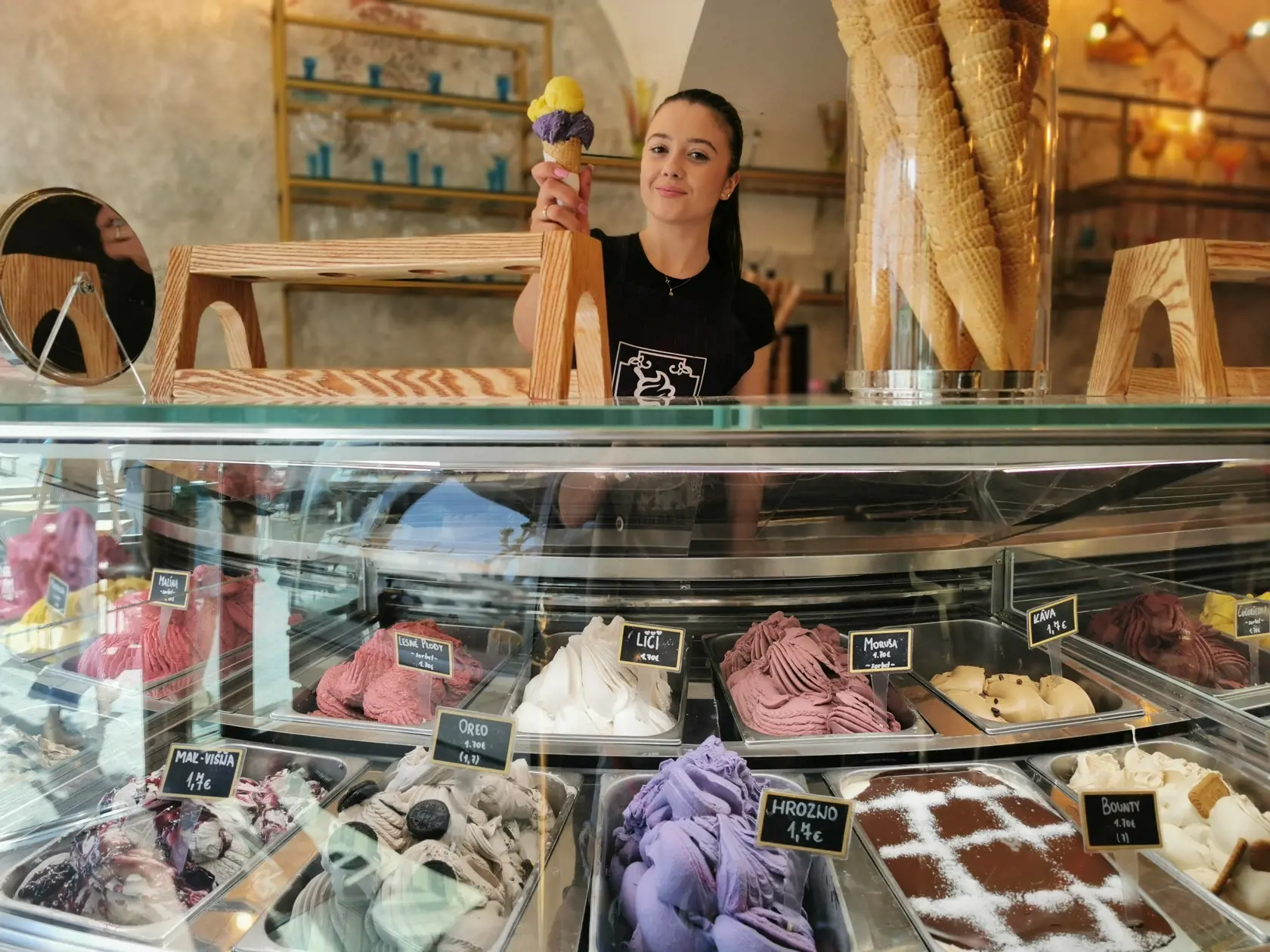 Aj na Slovensku zmrzlinári s príchuťami začínajú mierne experimentovať. „Tento rok máme nové zmrzlinové špagety, farebné latté, mali sme aj zmrzlinu popcorn či bazalkovú a paradajkovú zmrzlinu,“ vymenovala Sabina z trenčianskej zmrzlinárne.