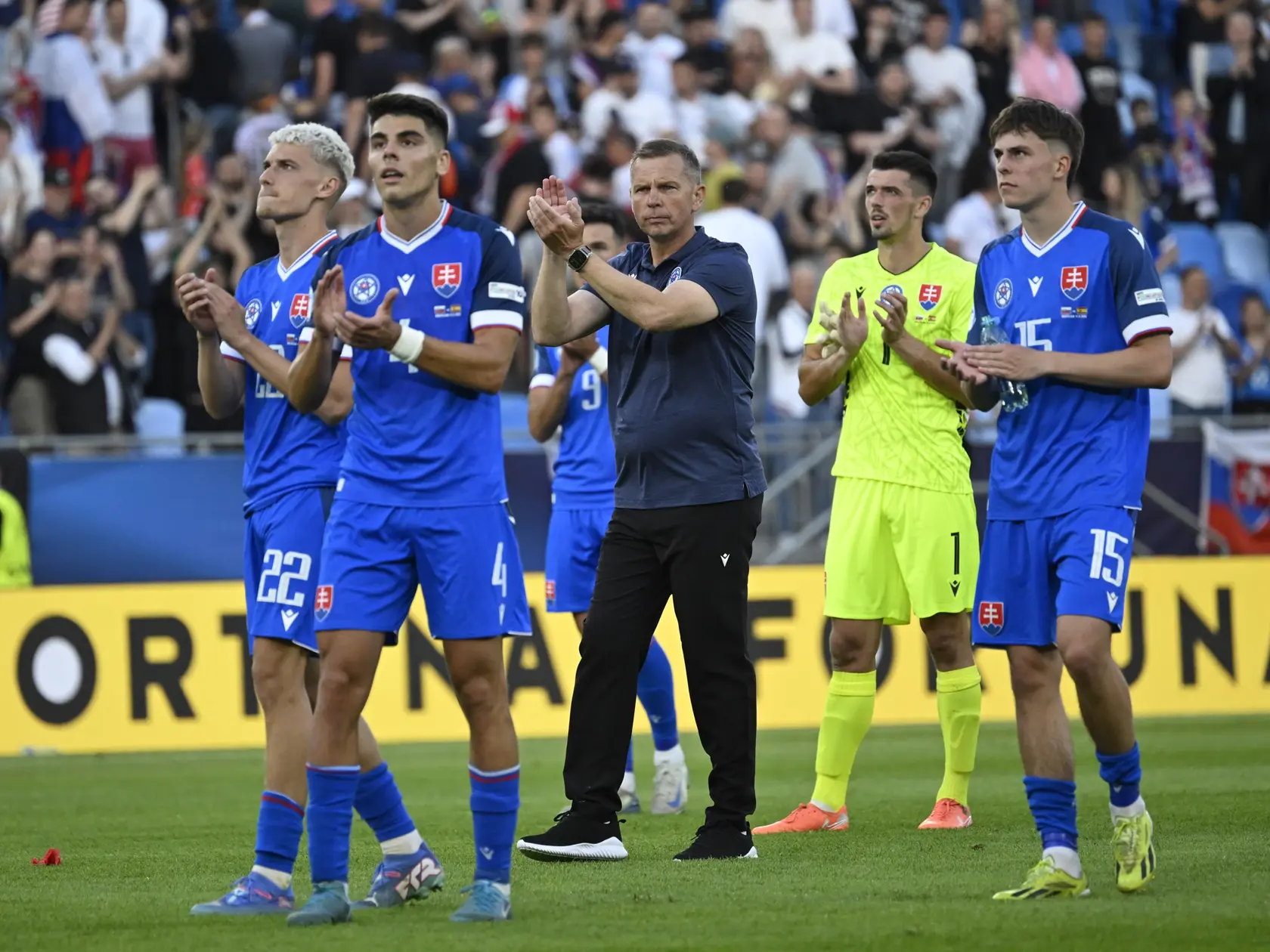 Slovenskí futbalisti a tréner Jaroslav Kentoš ďakujú divákom za podporu.