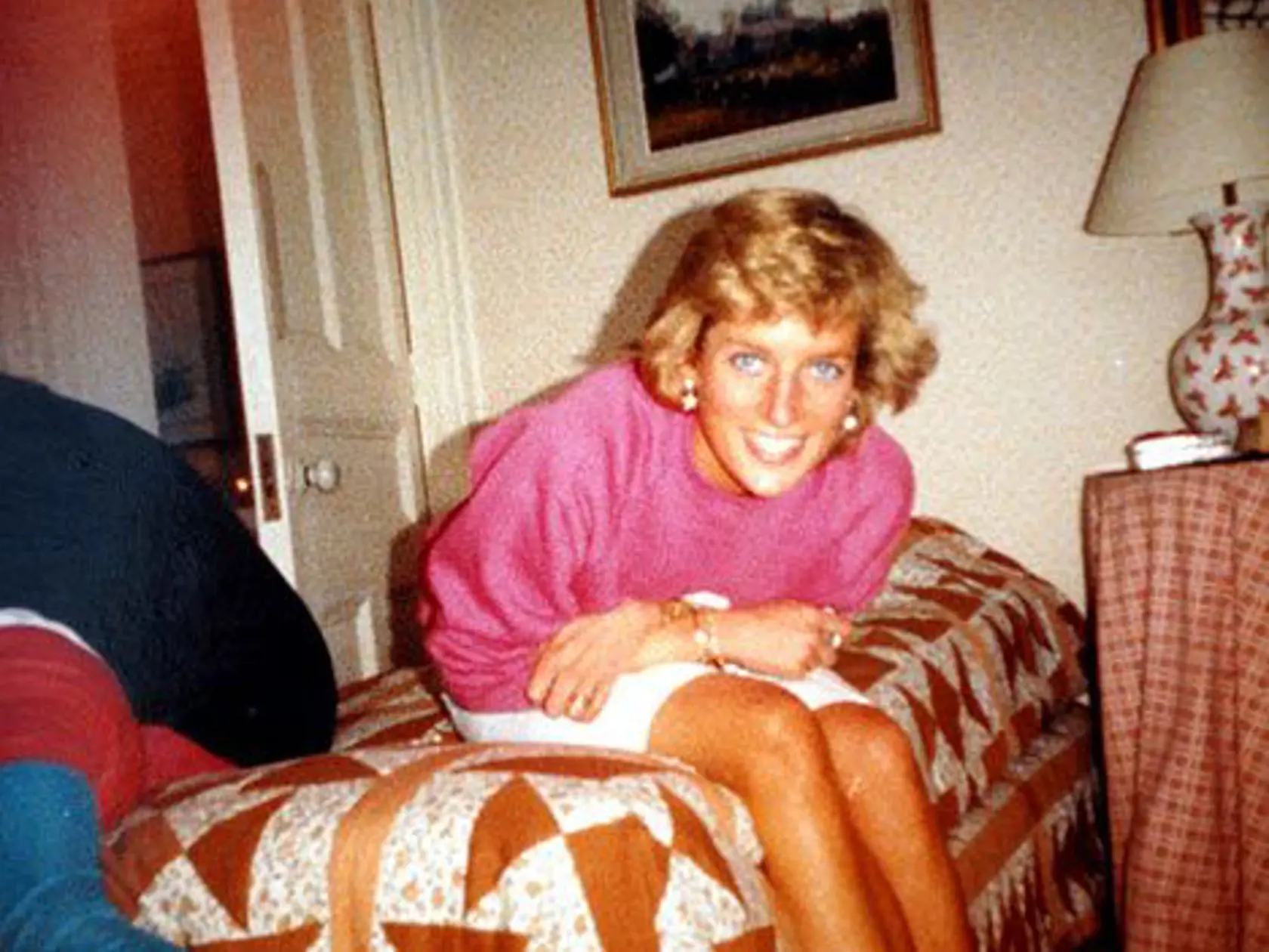 Princezná Diana bývala v rokoch 1979-1981, teda ešte pred sobášom s princom Charlesom, v Londýne na adrese Coleherne Court 60, neďaleko King's Road v štvrti Chelsea spolu s niekoľkými priateľkami.