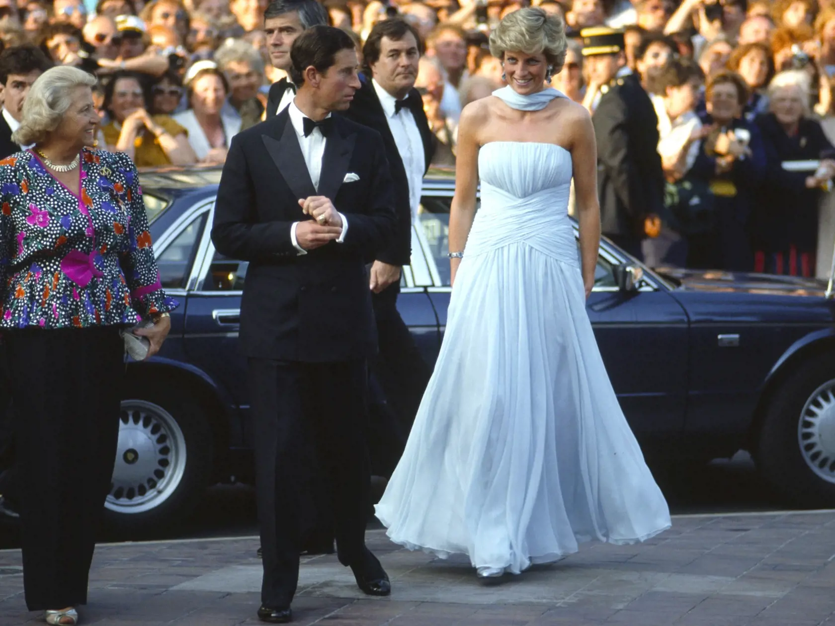 V roku 1987 zavítala do Cannes na filmový festival aj princezná Diana († 36), ktorá by nedávno oslávila svoje 60. narodeniny. Pred tým, než si dala Diana svoje krásne šaty na slávnostnú večeru, pricestovala na festival v bielom sáčku a modrej, vzorovanej sukni, taktiež z kolekcie Catherine Walker.