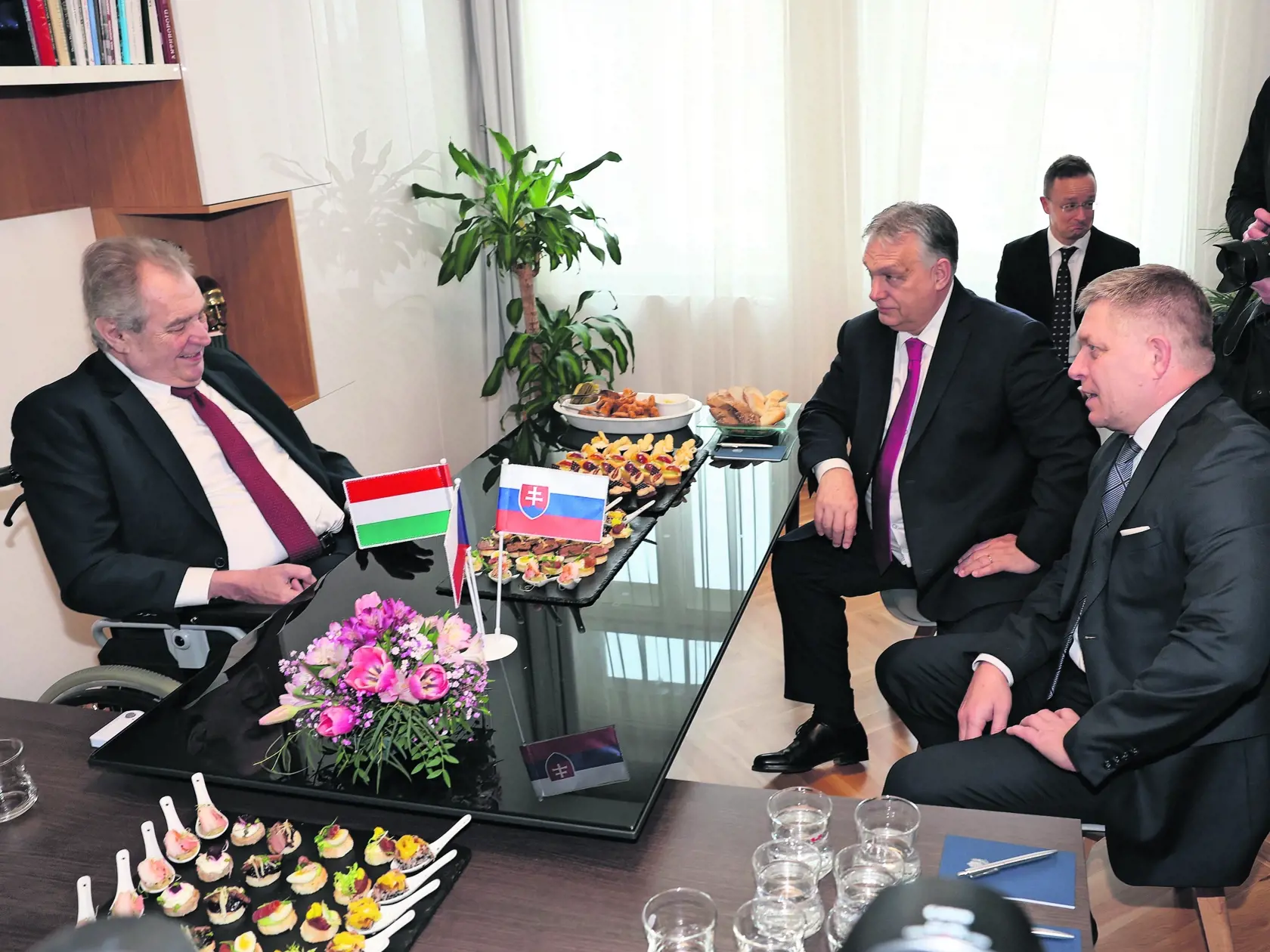 Viktor Orbán a Robert Fico sa po rokovaní V4 zastavili u exprezidenta Miloša Zemana.