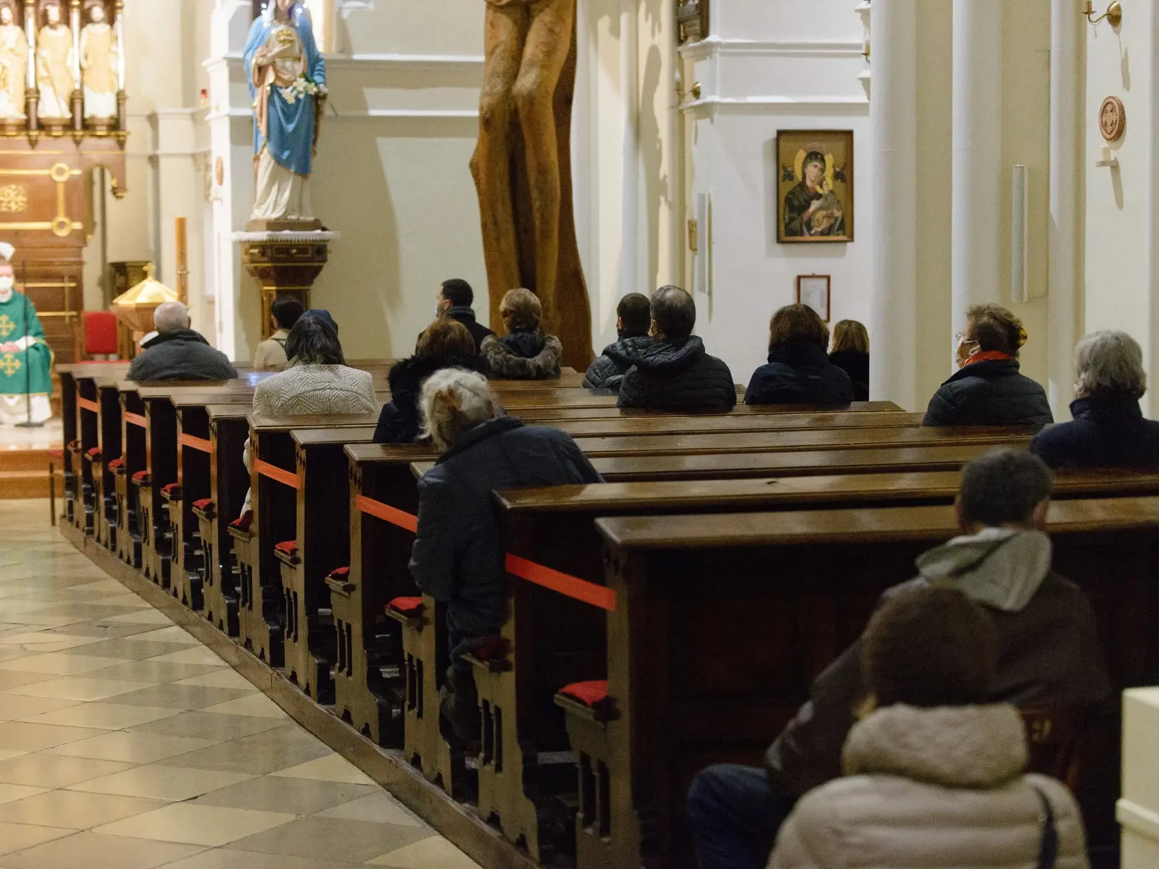 Kostoly sa otvoria v bordovej fáze, to by malo prísť v polovici apríla.