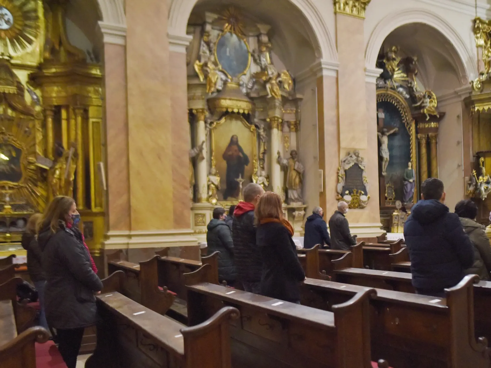 V kostoloch budú aj po otvorení platiť prísne hygienické opatrenia.