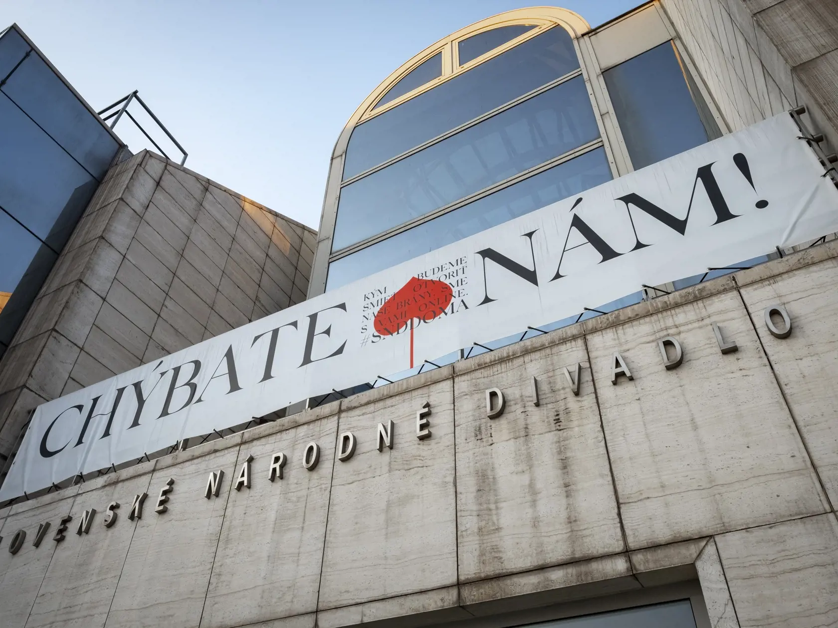 Budova Slovenského národného divadla v Bratislave je prázdna už niekoľko mesiacov.
