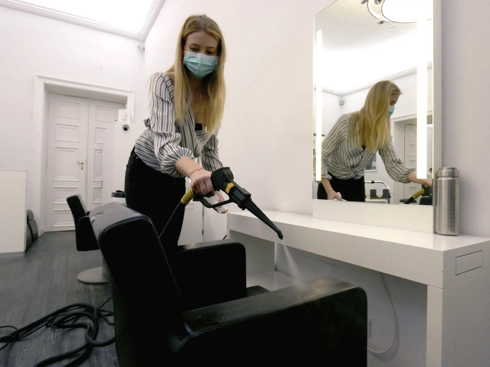 Kaderníctva a salóny by mohli otvárať medzi prvými.