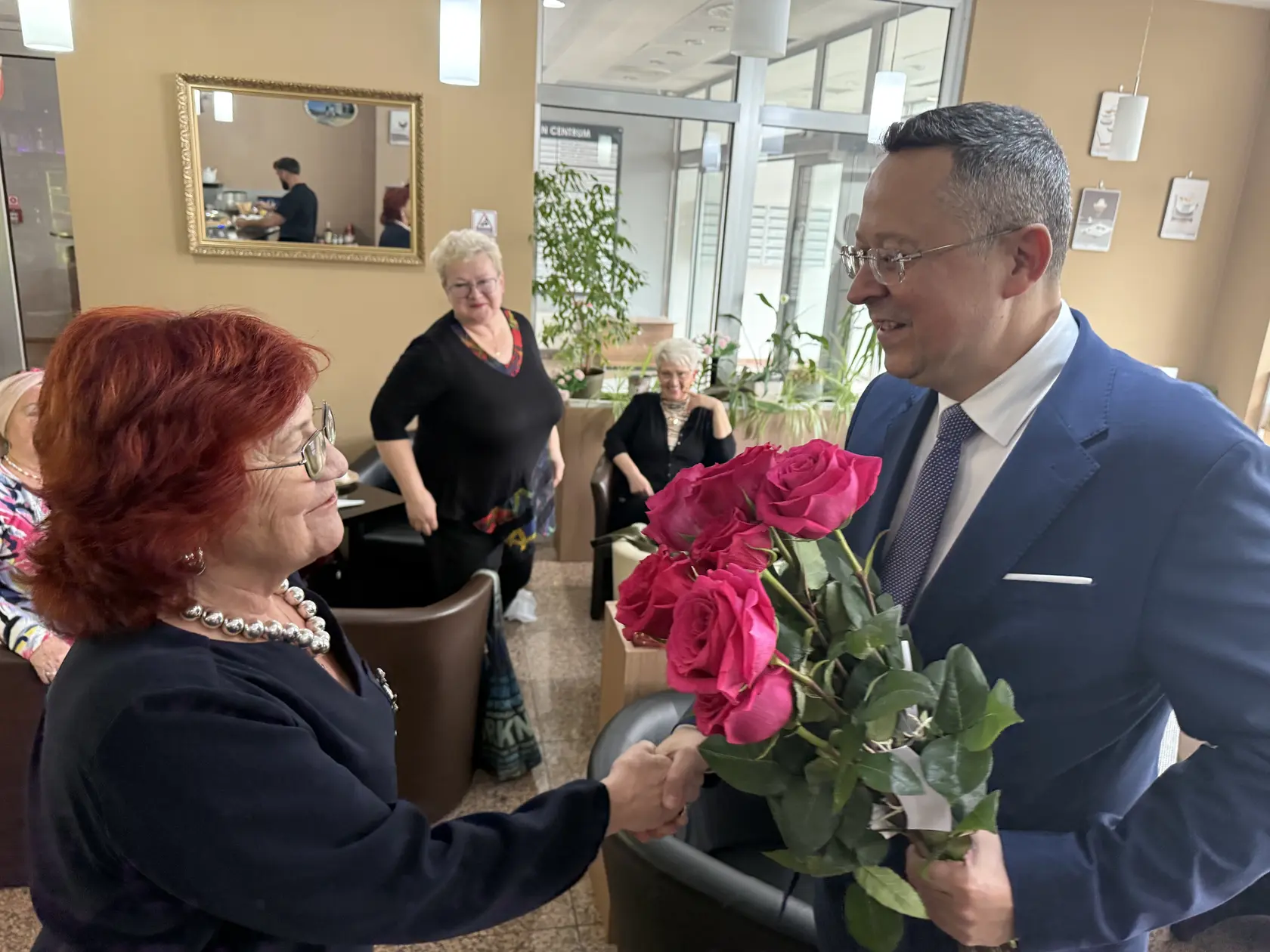 Minister financií Ladislav Kamenický sa v piatok 14. 3. 2025 objavil nečakane v prešovskej kaviarni. Prekvapeným prítomným ženám daroval kvet.