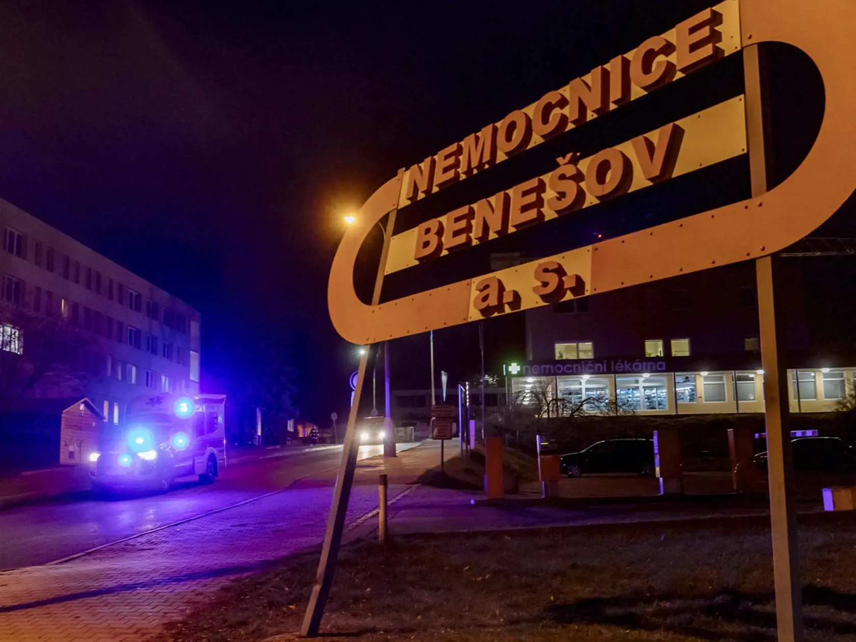 Na snímkach nemocnica v Benešove, kde sa v pondelok odohral nebezpečný incident.