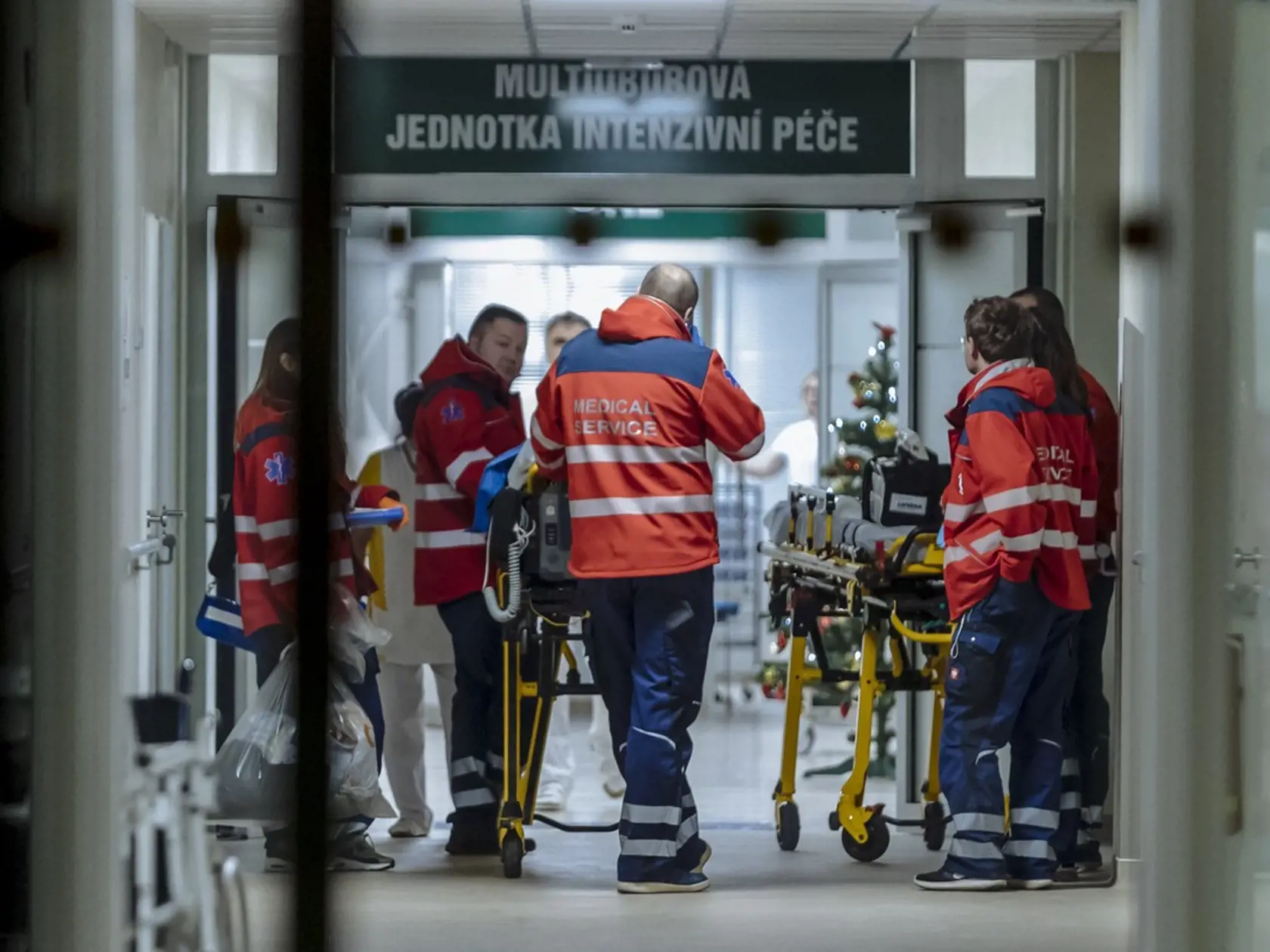 Na snímkach nemocnica v Benešove, kde sa v pondelok odohral nebezpečný incident.