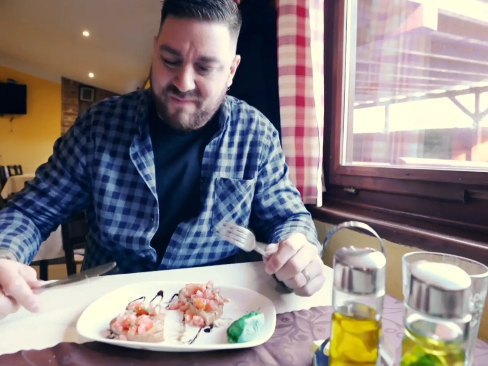 Šéfkuchár Martin Novák sa pri niektorých jedlách nestačil čudovať. Takto sa tváril pri ochutnávaní bruschetty.