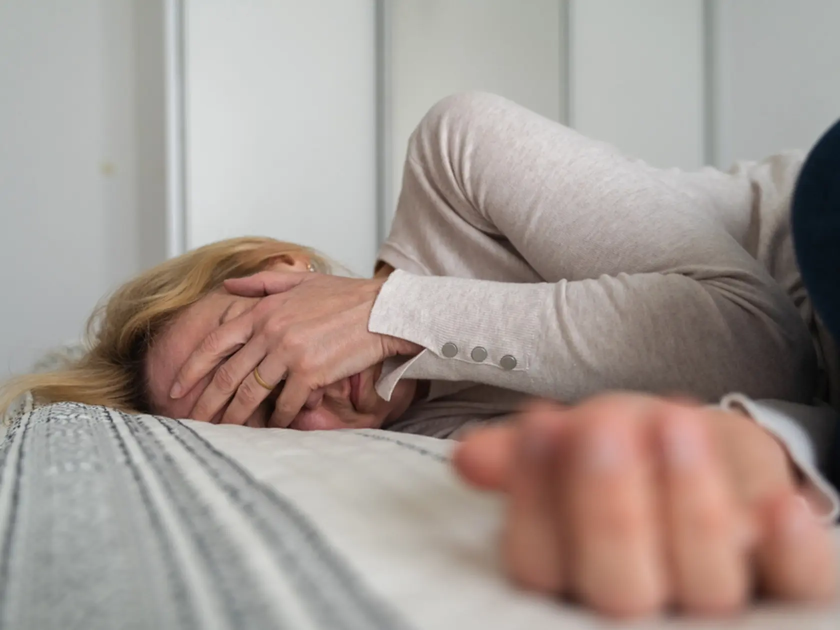 Prvé príznaky Alzheimerovej choroby sa môžu objaviť už okolo 40.