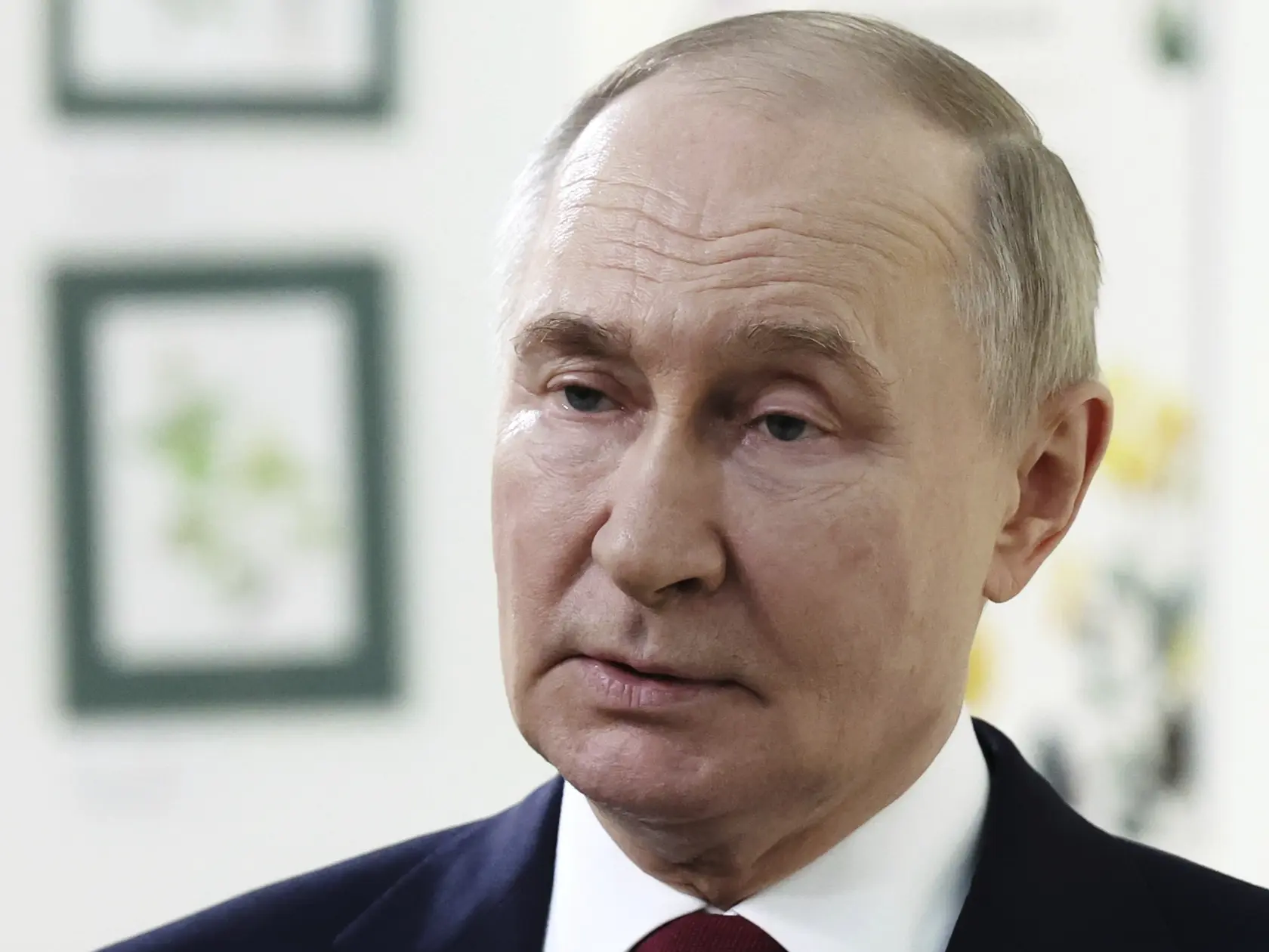 WA 49 Soči - Ruský prezident Vladimir Putin  informuje novinárov o telefonáte s americkým prezidentom Donaldom Trumpom na predmestí Soči v pondelok 19. mája 2025. Telefonát trval viac než dve hodiny. Šéf Kremľa ho označil za úprimný, informatívny a užitočný. Rusko je podľa Putinových slov pripravené spolupracovať s Ukrajinou na memorande o budúcich mierových rokovaniach, ktoré by tiež mohlo zahŕňať otázky budúceho prímeria a zásady urovnania konfliktu. FOTO TASR/AP   

Russian President Vladimir Putin speaks to journalists after his phone talks with U.S. President Donald Trump at the Sirius Park of Science and Art outside Sochi, Russia, on Monday, May 19, 2025. (Vyacheslav Prokofyev, Sputnik, Kremlin Pool Photo via AP)