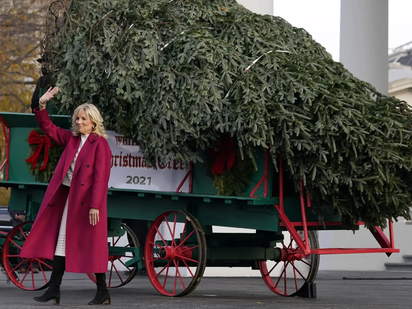 KK8 Washington - Prvá dáma USA Jill Bidenová pózuje 22. novembra 2021 pred vianočným stromom určeným pre Biely dom. FOTO TASR/AP
First lady Jill Biden talks to people as she looks over the official White House Christmas Tree, grown in North Carolina, as it arrives at the White House in Washington, Monday, Nov. 22, 2021. (AP Photo/Susan Walsh)