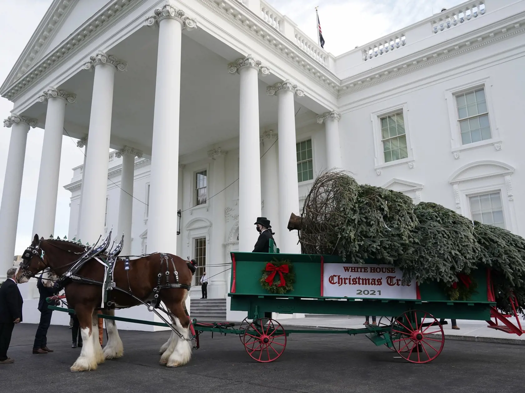 KK10 Washington - Prvá dáma USA Jill Bidenová si prevzala vianočný strom určený pre Biely dom 22. novembra 2021 vo Washingtone. FOTO TASR/AP
First lady Jill Biden talks to people as she looks over the official White House Christmas Tree, grown in North Carolina, as it arrives at the White House in Washington, Monday, Nov. 22, 2021. (AP Photo/Susan Walsh)