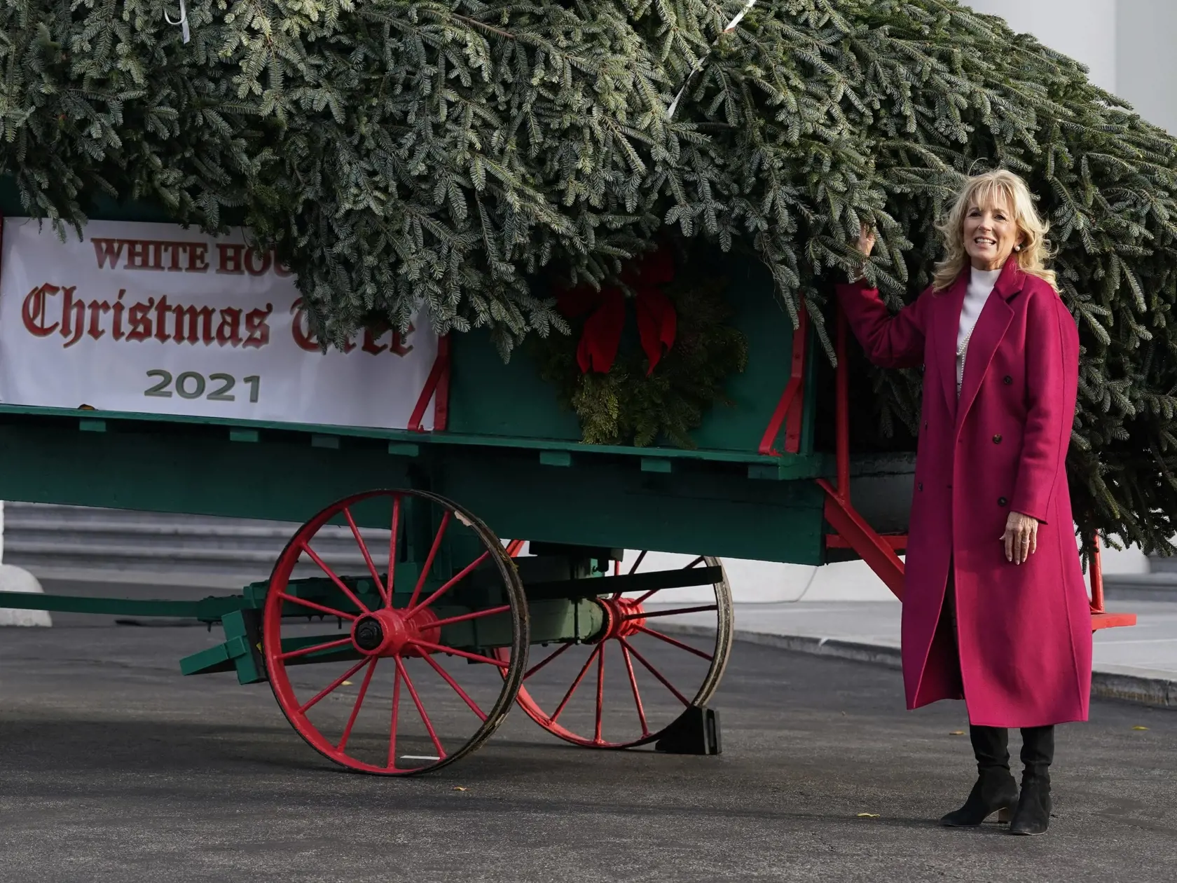 KK10 Washington - Prvá dáma USA Jill Bidenová pózuje 22. novembra 2021 pred vianočným stromom určeným pre Biely dom. FOTO TASR/AP
First lady Jill Biden talks to people as she looks over the official White House Christmas Tree, grown in North Carolina, as it arrives at the White House in Washington, Monday, Nov. 22, 2021. (AP Photo/Susan Walsh)