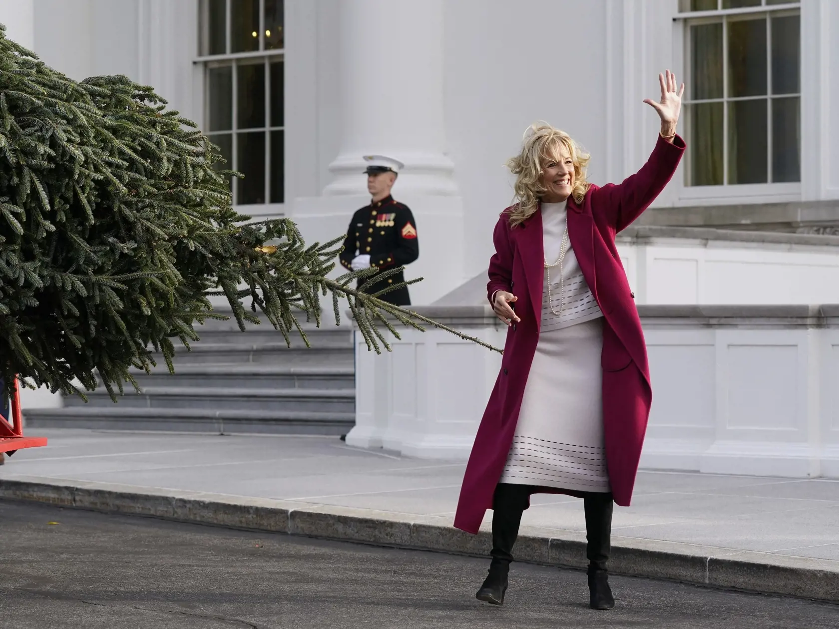 KK9 Washington - Prvá dáma USA Jill Bidenová pózuje 22. novembra 2021 pred vianočným stromom určeným pre Biely dom. FOTO TASR/AP
First lady Jill Biden arrives to receive the official 2021 White House Christmas Tree at the White House, Monday, Nov. 22, 2021, in Washington. This year's tree is an 18.5-foot Fraser fir presented by Rusty and Beau Estes of Peak Farms in Jefferson, N.C. (AP Photo/Patrick Semansky)