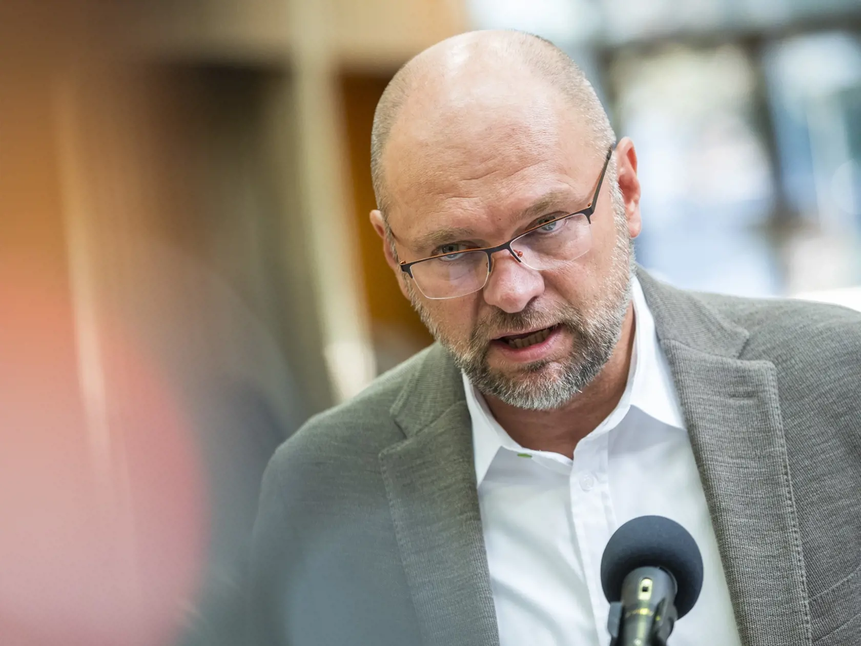 Na snímke minister hospodárstva SR v demisii a prvý podpredseda vlády pre ekonomiku SR Richard Sulík (SaS) odpovedá na otázky novinárov pred 100. rokovaním vlády SR o aktuálnej situácii v energetike v Bratislave 2. septembra 2022.
