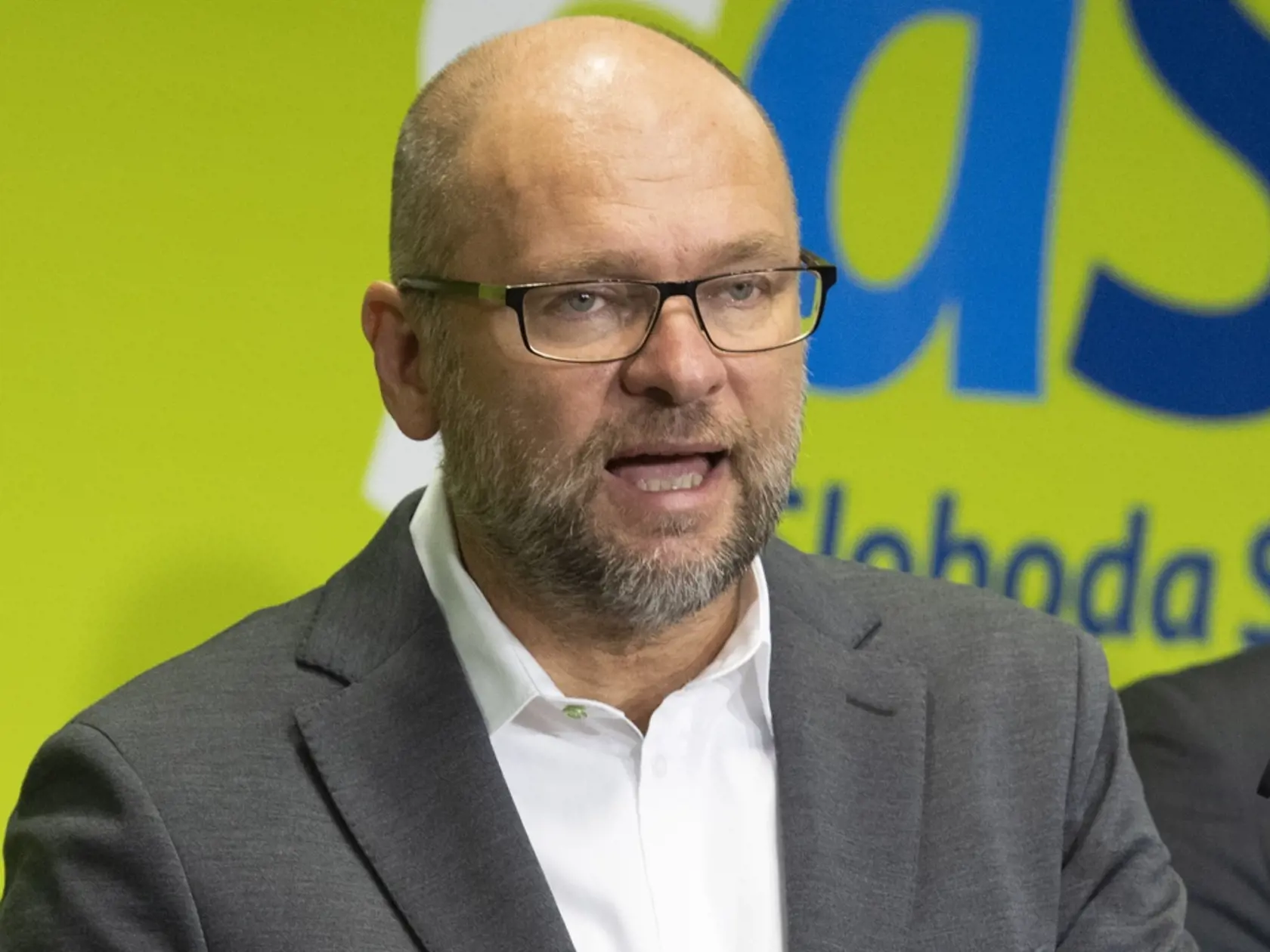 Na snímke vľavo predseda SaS Richard Sulík a vpravo predseda Výboru NR SR pre financie a rozpočet Marián Viskupič počas tlačovej konferencie strany SaS k predkladaným daňovým návrhom 9. septembra 2022 v Bratislave.