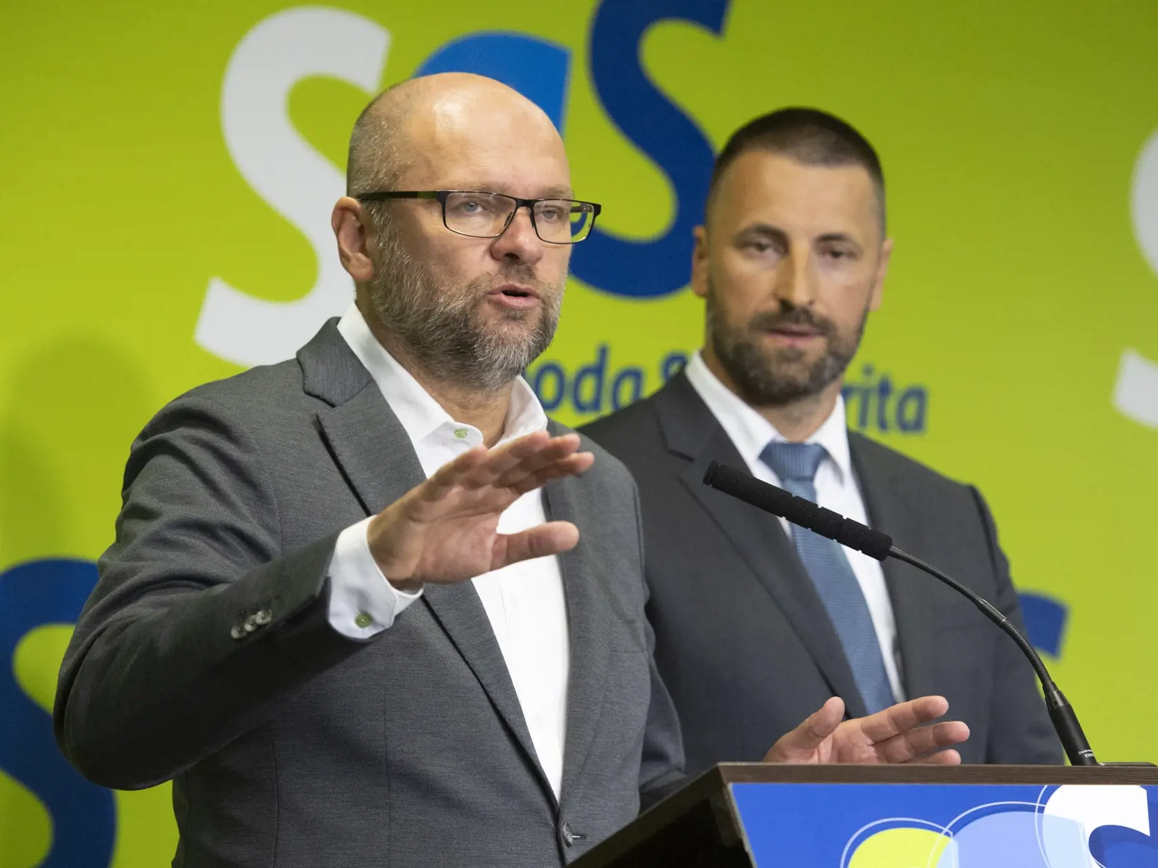 Na snímke vľavo predseda SaS Richard Sulík a vpravo predseda Výboru NR SR pre financie a rozpočet Marián Viskupič počas tlačovej konferencie strany SaS k predkladaným daňovým návrhom 9. septembra 2022 v Bratislave.