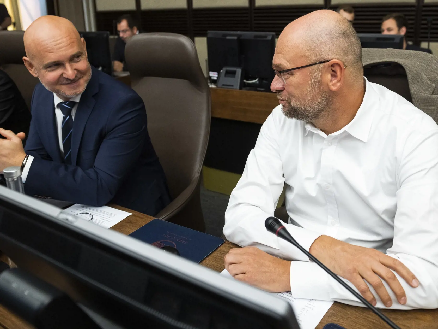 Na snímke sprava minister hospodárstva SR v demisii a prvý podpredseda vlády pre ekonomiku SR Richard Sulík (SaS) a minister školstva, vedy, výskumu a športu SR Branislav Gröhling (SaS) počas 100. rokovania vlády SR o aktuálnej situácii v energetike v Bratislave 2. septembra 2022.
