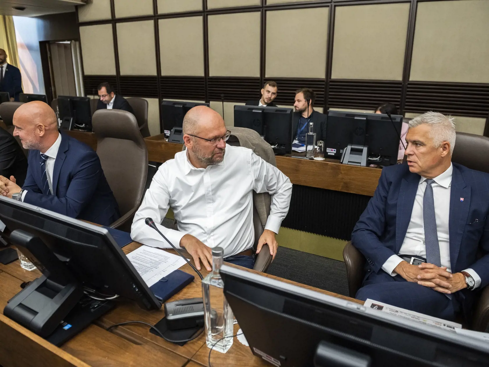 Na snímke sprava minister zahraničných vecí a európskych záležitostí SR Ivan Korčok (nominant SaS) a minister hospodárstva SR v demisii a prvý podpredseda vlády pre ekonomiku SR Richard Sulík (SaS) a minister školstva, vedy, výskumu a športu SR Branislav Gröhling (SaS) počas 100. rokovania vlády SR o aktuálnej situácii v energetike v Bratislave 2. septembra 2022.